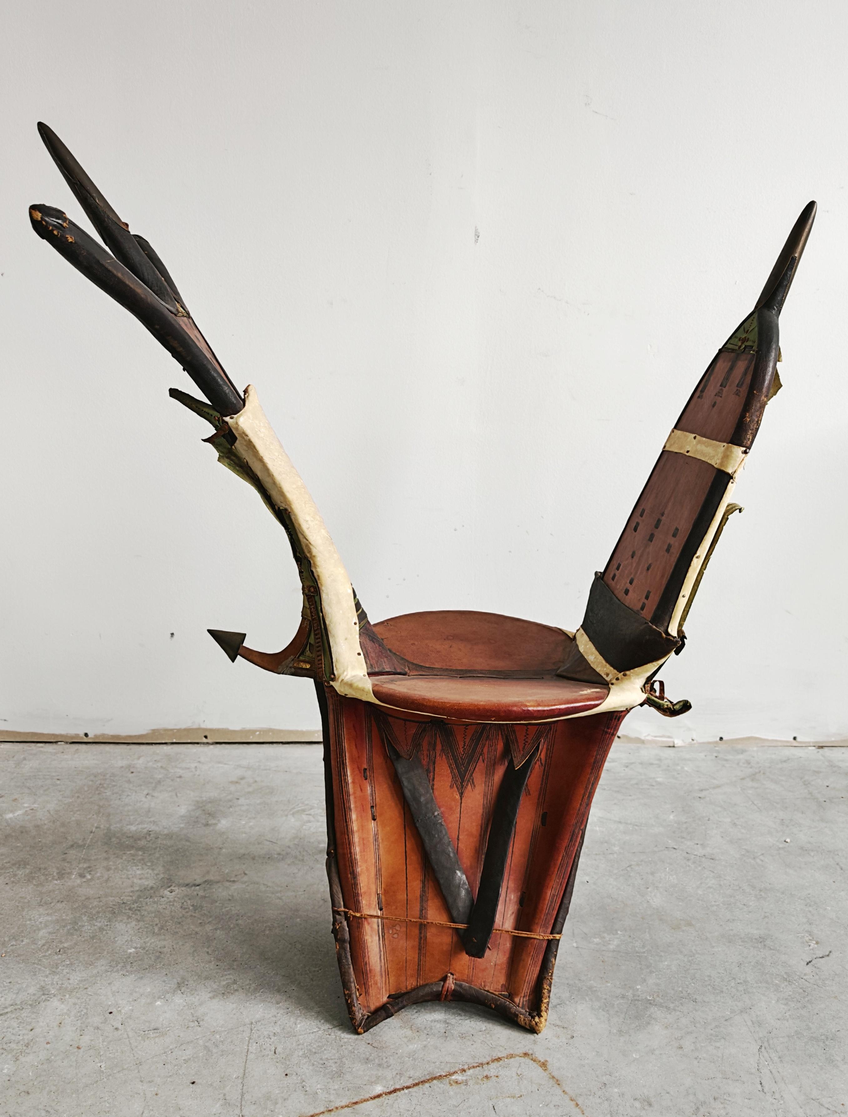 Ancienne selle de chameau touareg en cuir avec ornements en laiton, Niger 1900s État moyen - En vente à Beograd, RS