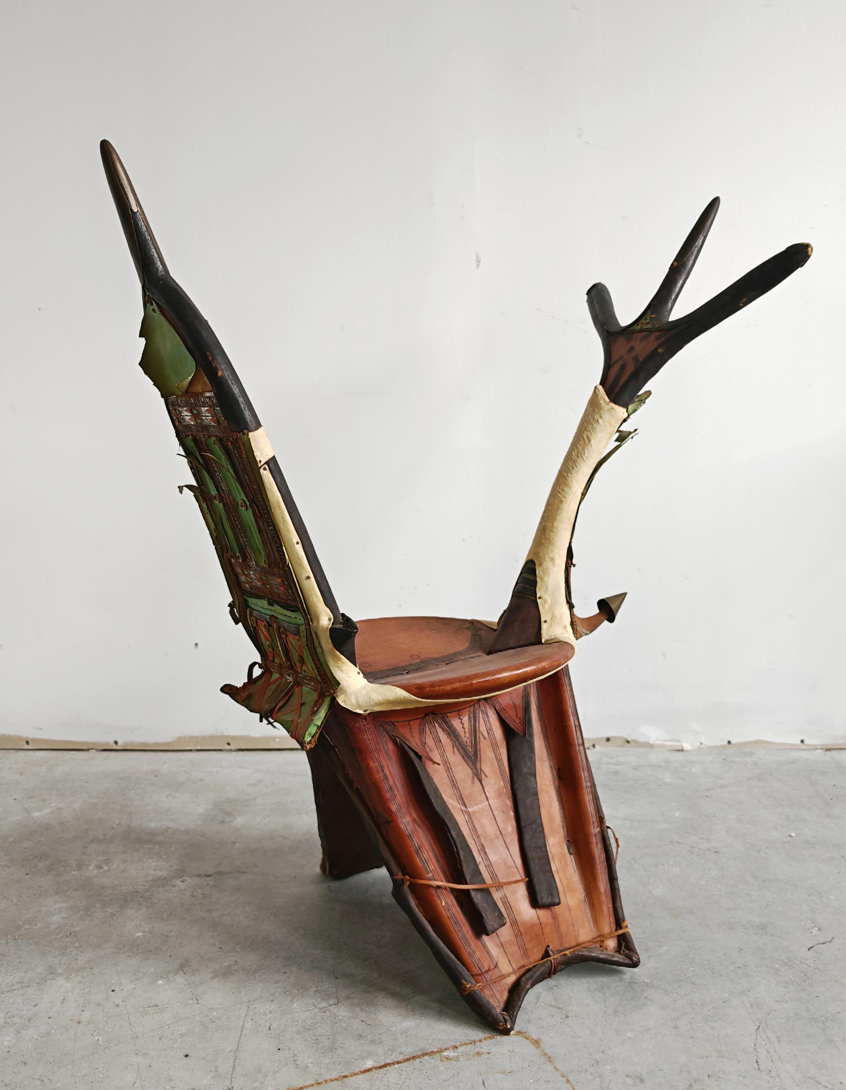 Ancienne selle de chameau touareg en cuir avec ornements en laiton, Niger 1900s en vente 2