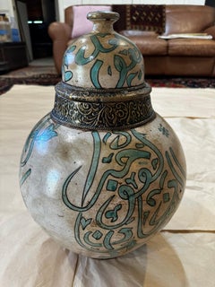 Jarrón antiguo de cerámica tuareg con adornos y tapa de plata fina