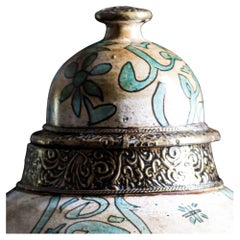 Jarrón antiguo de cerámica tuareg con adornos y tapa de plata fina