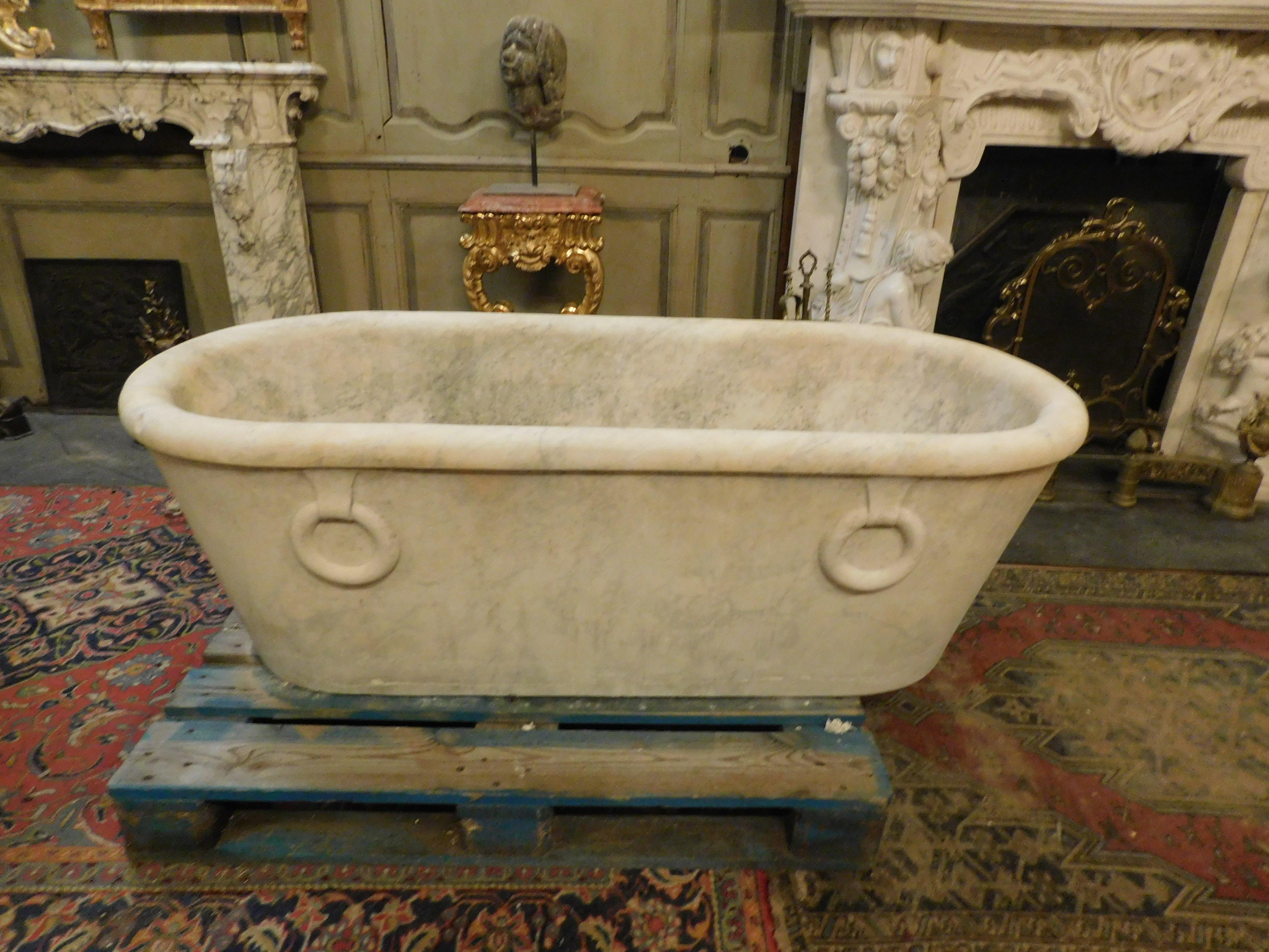 Antike und schöne Badewanne aus weißem Marmor, handgeschnitzt mit gefälschten Seitengriffen, ovale Form mit Abflussloch. Sie wurde als Badewanne in einem edlen Badezimmer aus dem 19. Jahrhundert, einem Palast in Italien, verwendet.
Bereits