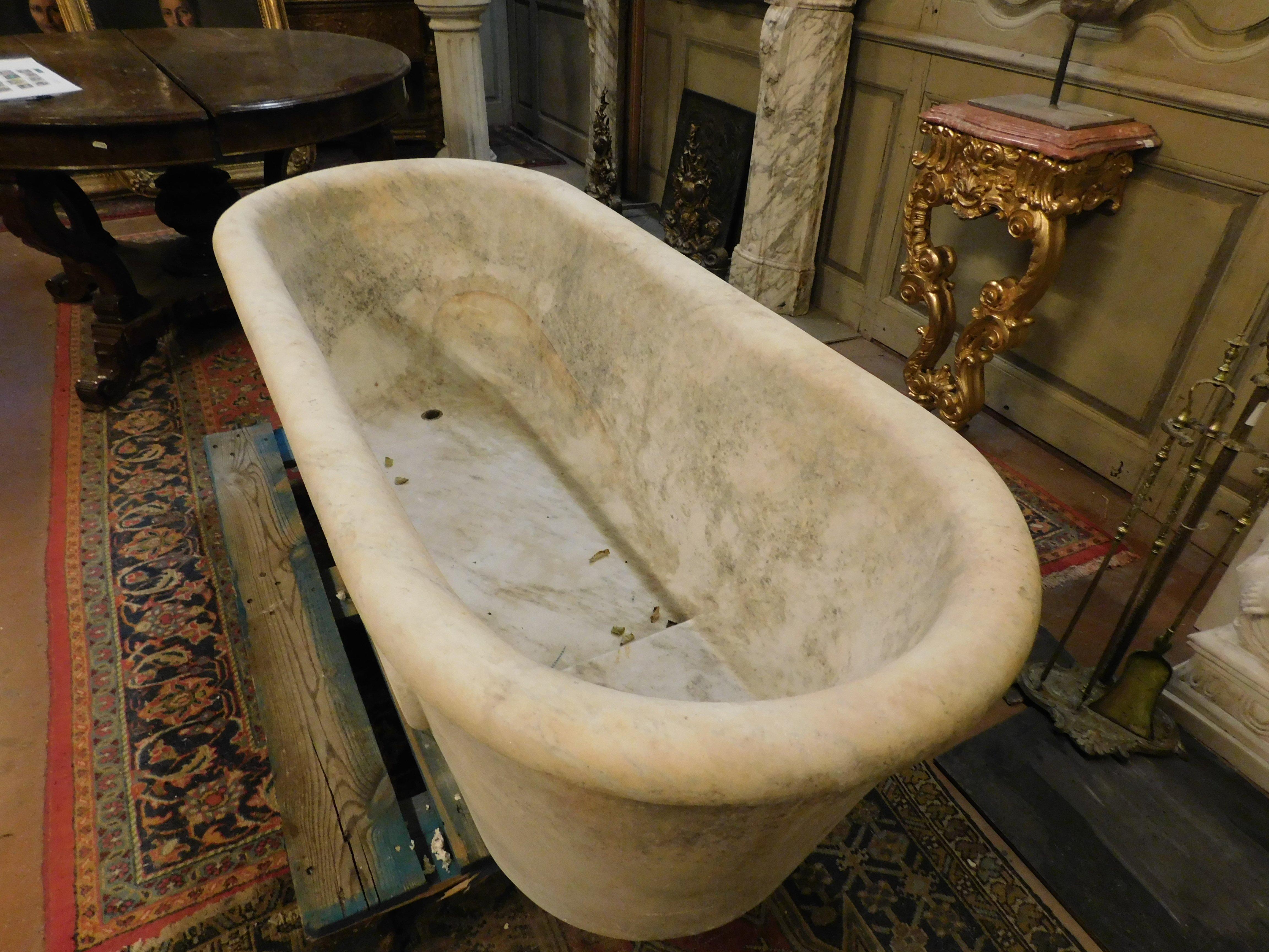 Italian Antique Tub in White Marble, Sculpted, 19th Century Italy For Sale