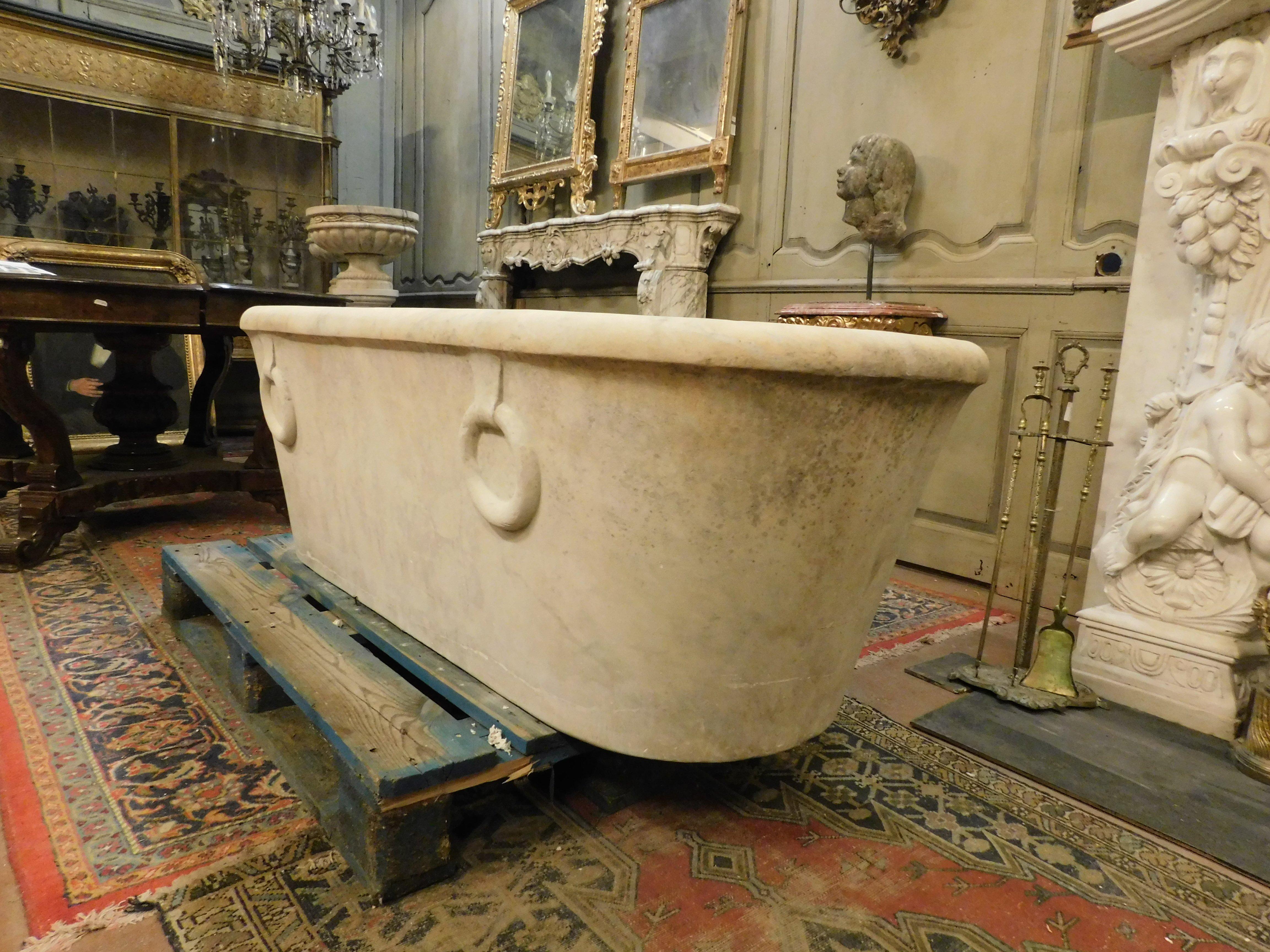 Hand-Carved Antique Tub in White Marble, Sculpted, 19th Century Italy For Sale