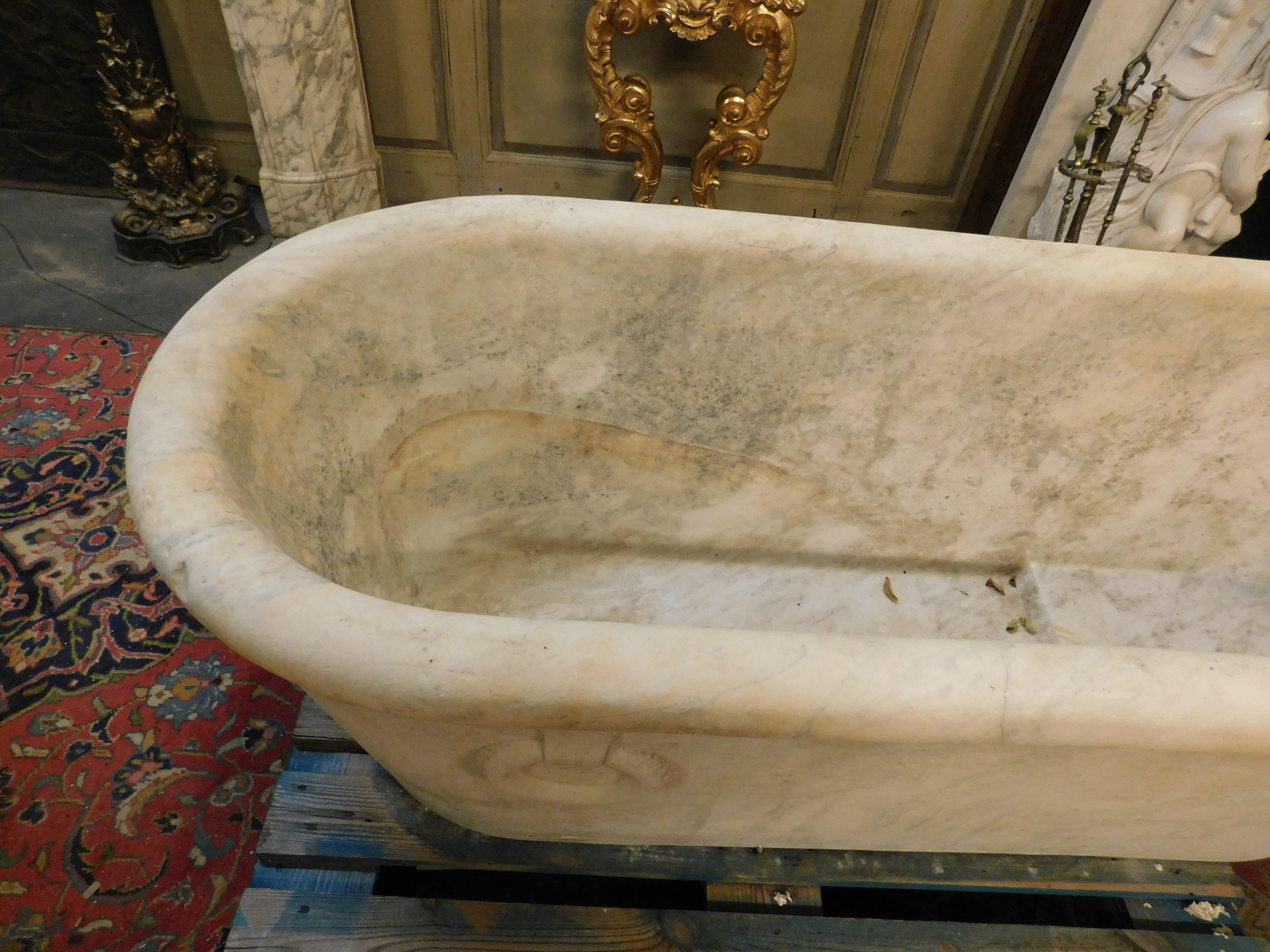 Antique Tub in White Marble, Sculpted, 19th Century Italy In Good Condition For Sale In Cuneo, Italy (CN)