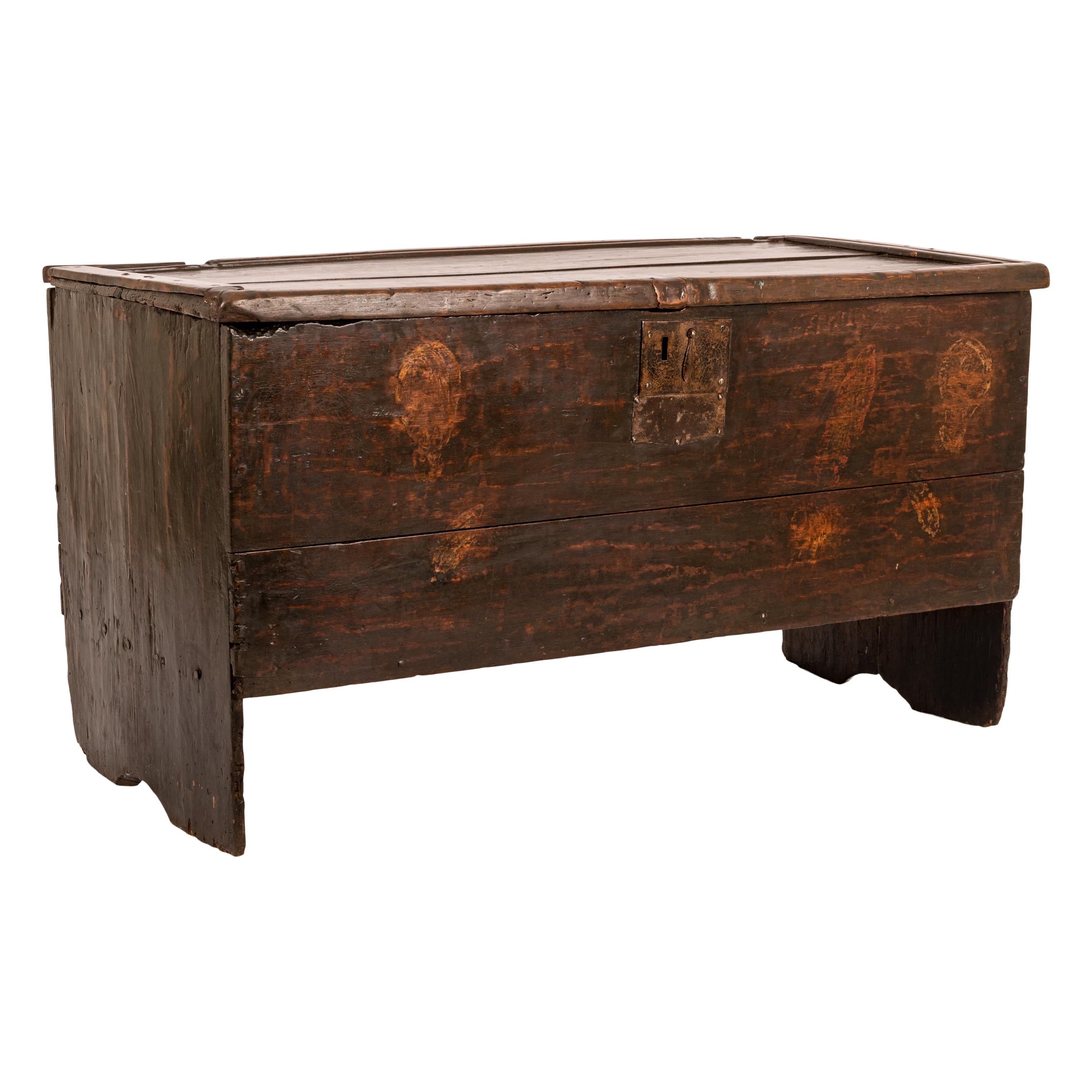 Antique Tudor/Elizabethan oak six plank boarded coffer/sword chest, circa 1540.
The coffer from the period of King Henry VIII having a hinged lid enclosing a storage area lined with 19th century newspapers, the sides, rear and base all of joined