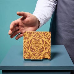 Ancienne tuile décorative encaustique de style Tudor Revival par W. Godwin