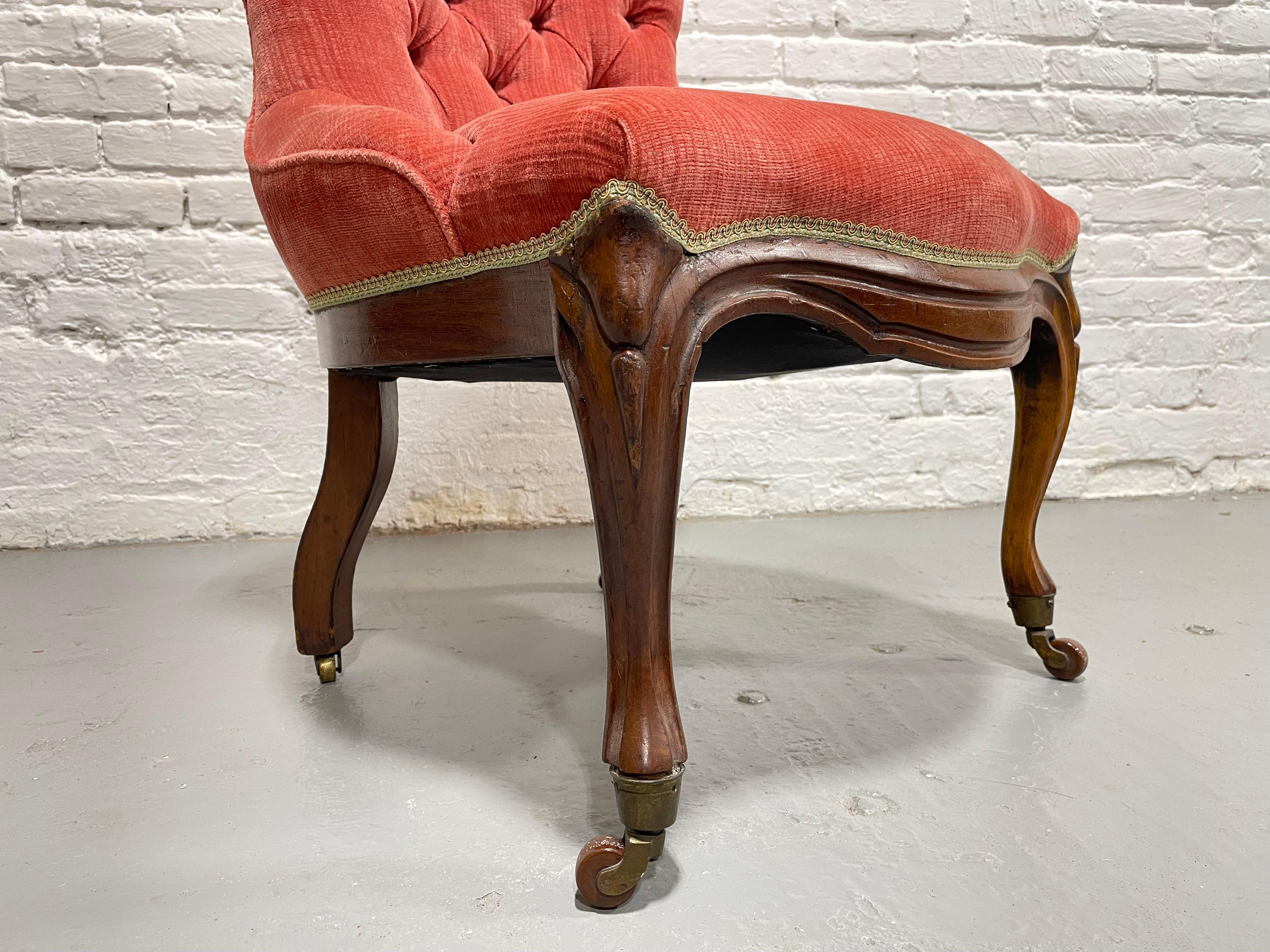 Ancienne chaise pantoufle rose victorienne Bon état - En vente à Weehawken, NJ