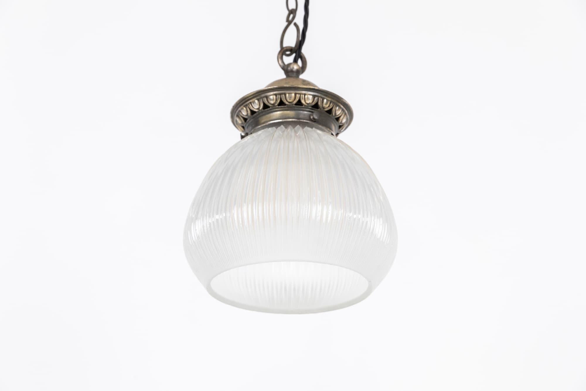

An incredibly elegant tulip shaded light shade made in England by Holophane. c.1920

In a seldom seen tulip shape, the prismatic glass and open bottom stamped Holophane to rim. Original oxidized silver gallery. 

Rewired with 1m of black twist