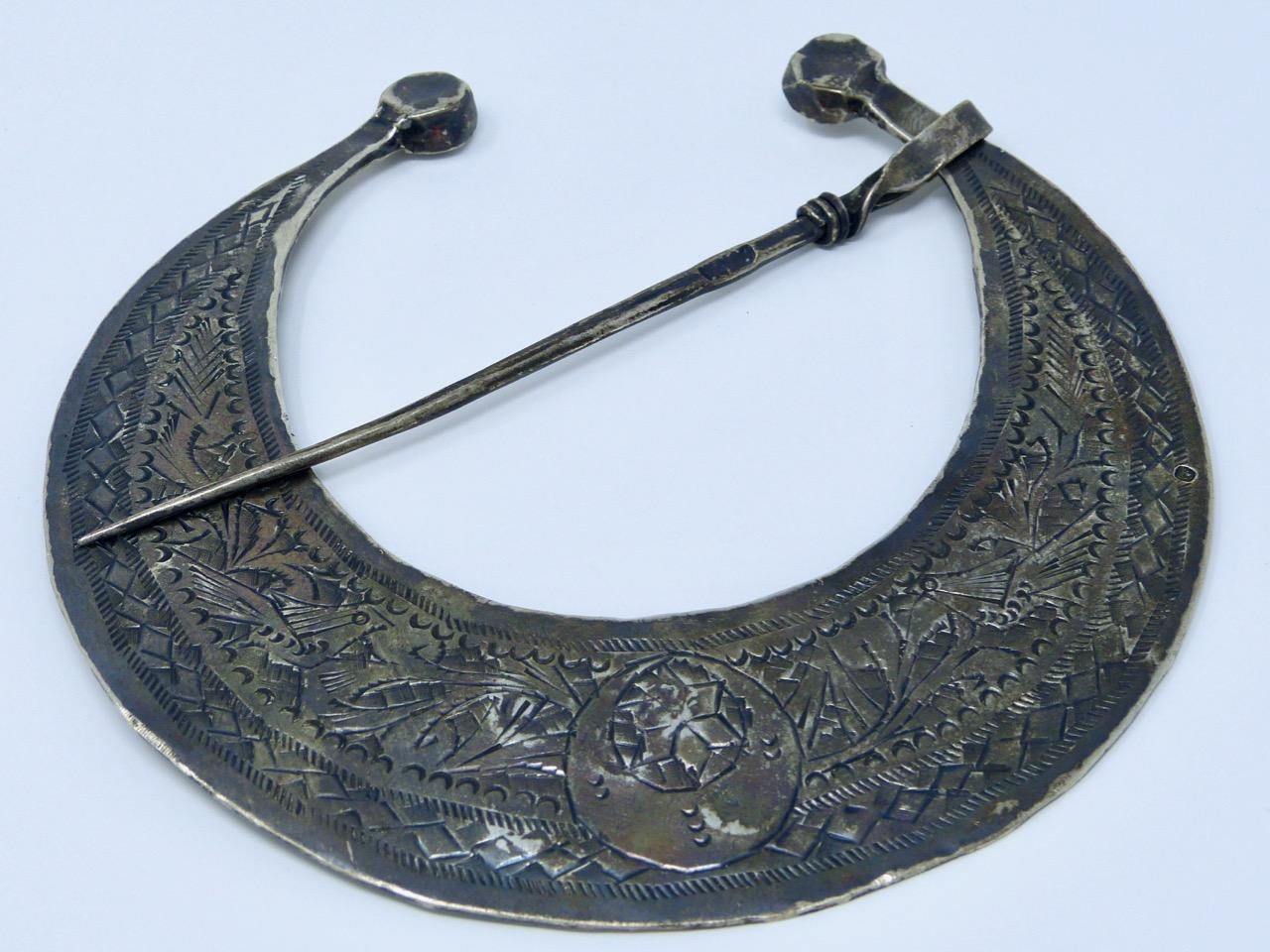 Antikes tunesianisches Silberfibula HLAL Nemli-Arbeiten, um 1900 (Stammeskunst) im Angebot
