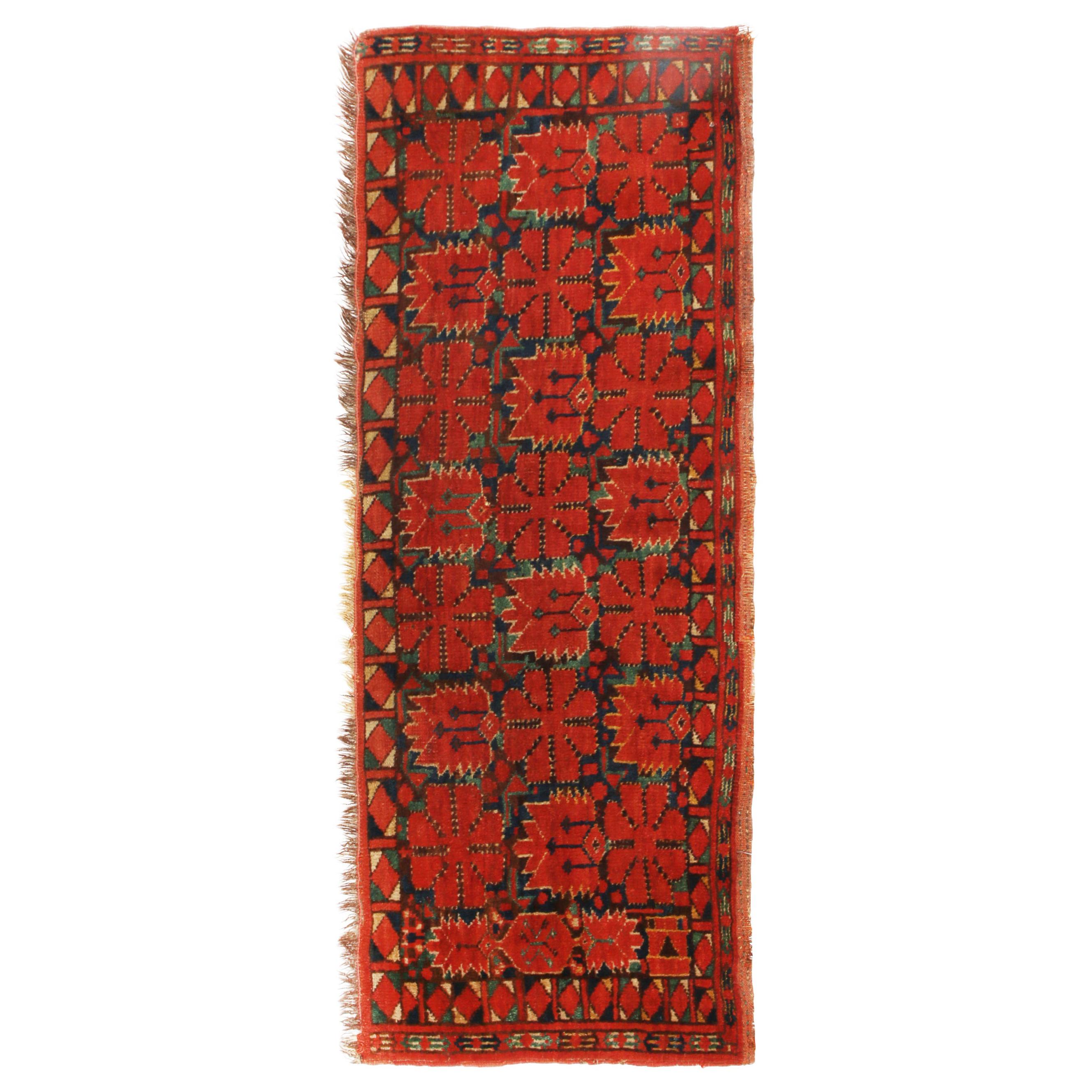 Antiker Turkeman-Teppich aus roter und grüner Wolle mit geometrischem Muster von Rug & Kilim