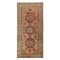 Antiker türkischer Khotan-Teppich aus Khotan in rosa, braunem Medaillonmuster von Teppich & Kelim