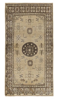 Antiker türkischer Khotan-Teppich in Beige, Weiß, Medaillonmuster von Teppich & Kelim