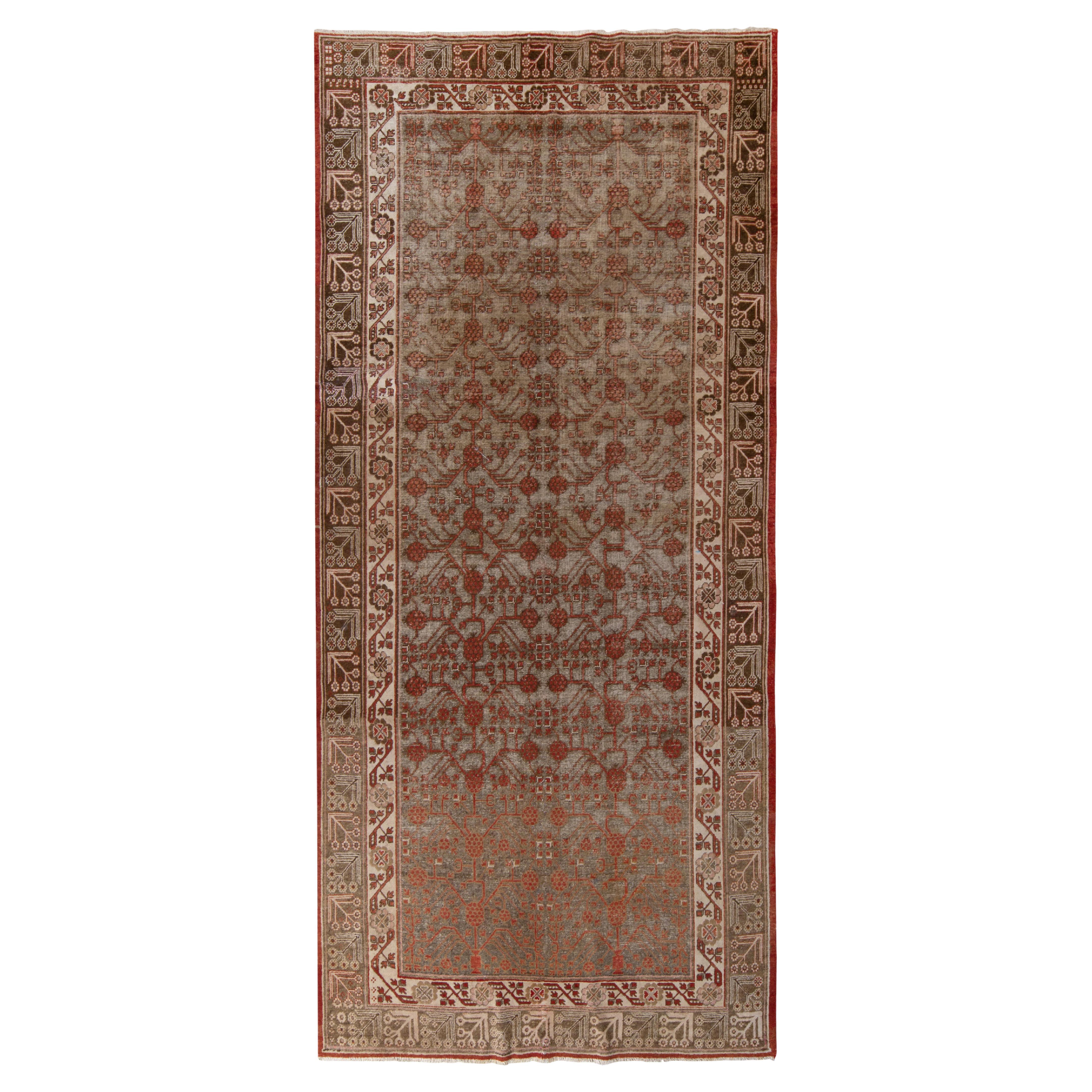 Tapis Khotan antique du Turkestan en gris, beige-marron et rouge à motifs par Rug & Kilim