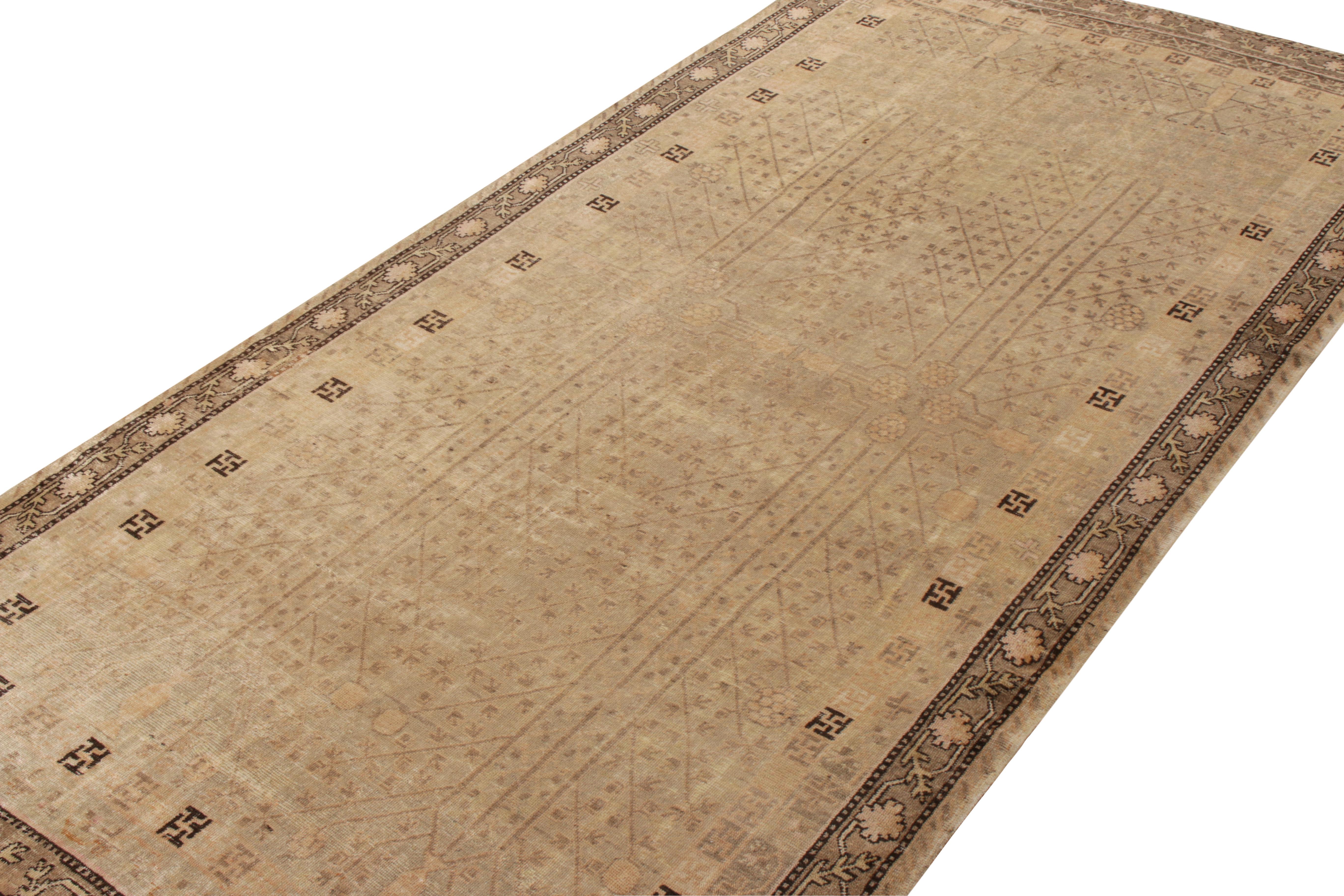 Turkestan oriental Tapis de couloir Khotan ancien à motif géométrique brun intégral de Rug & Kilim en vente