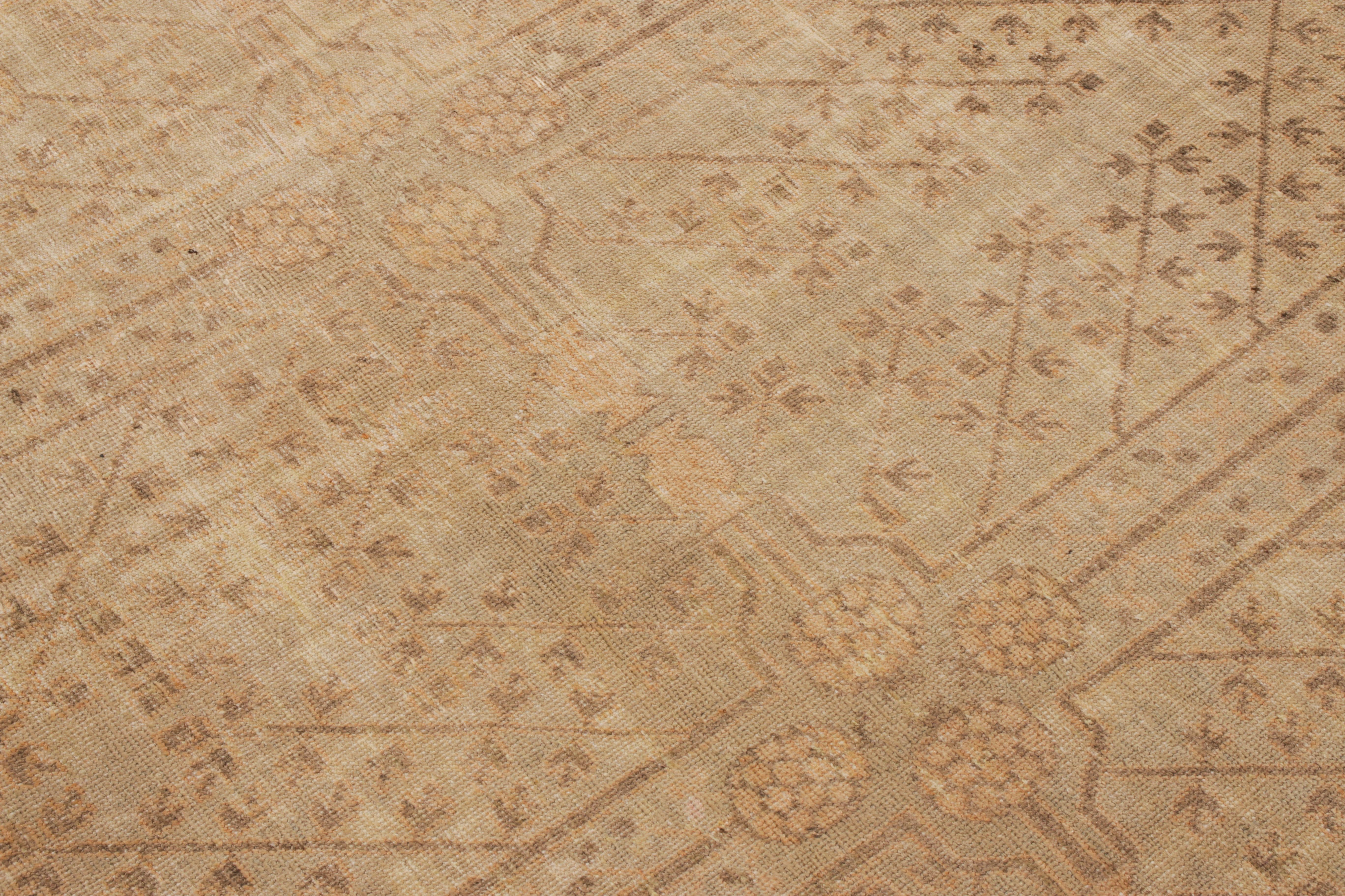 Noué à la main Tapis de couloir Khotan ancien à motif géométrique brun intégral de Rug & Kilim en vente