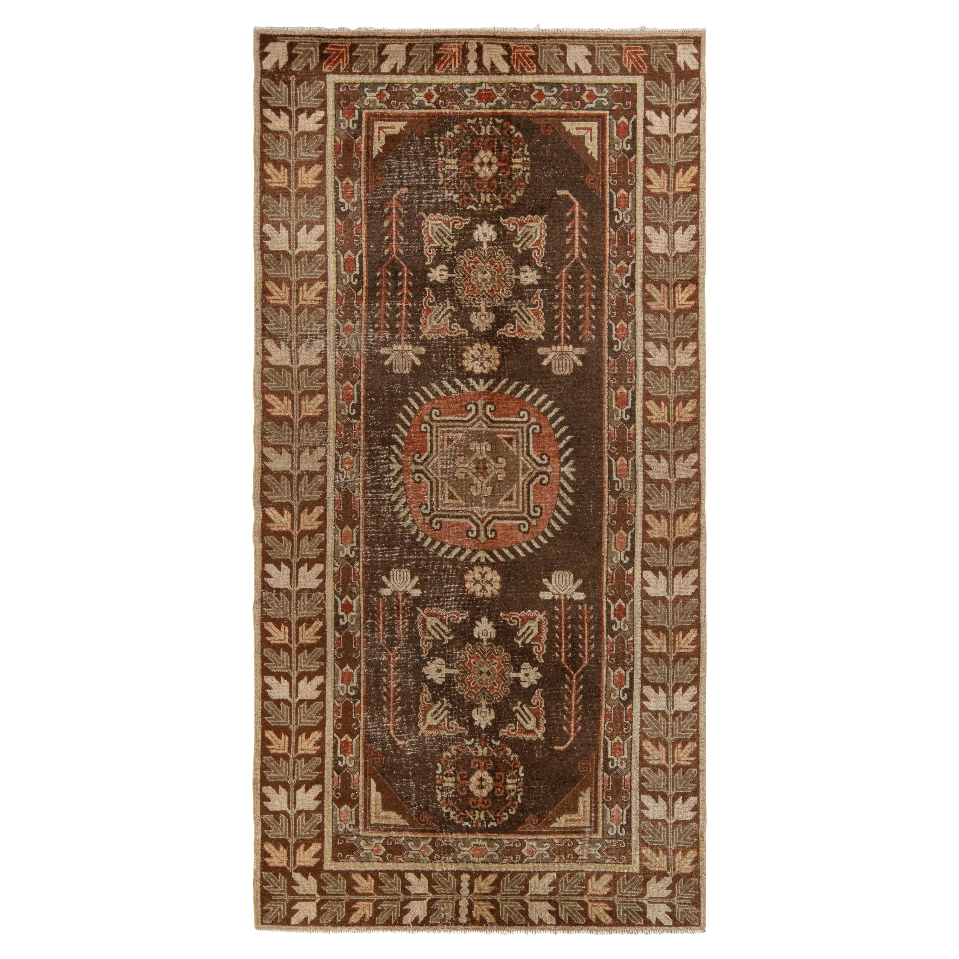 Antiker antiker Khotan-Läufer in Rost, Beige, Braun mit geometrischem Muster von Teppich & Kelim