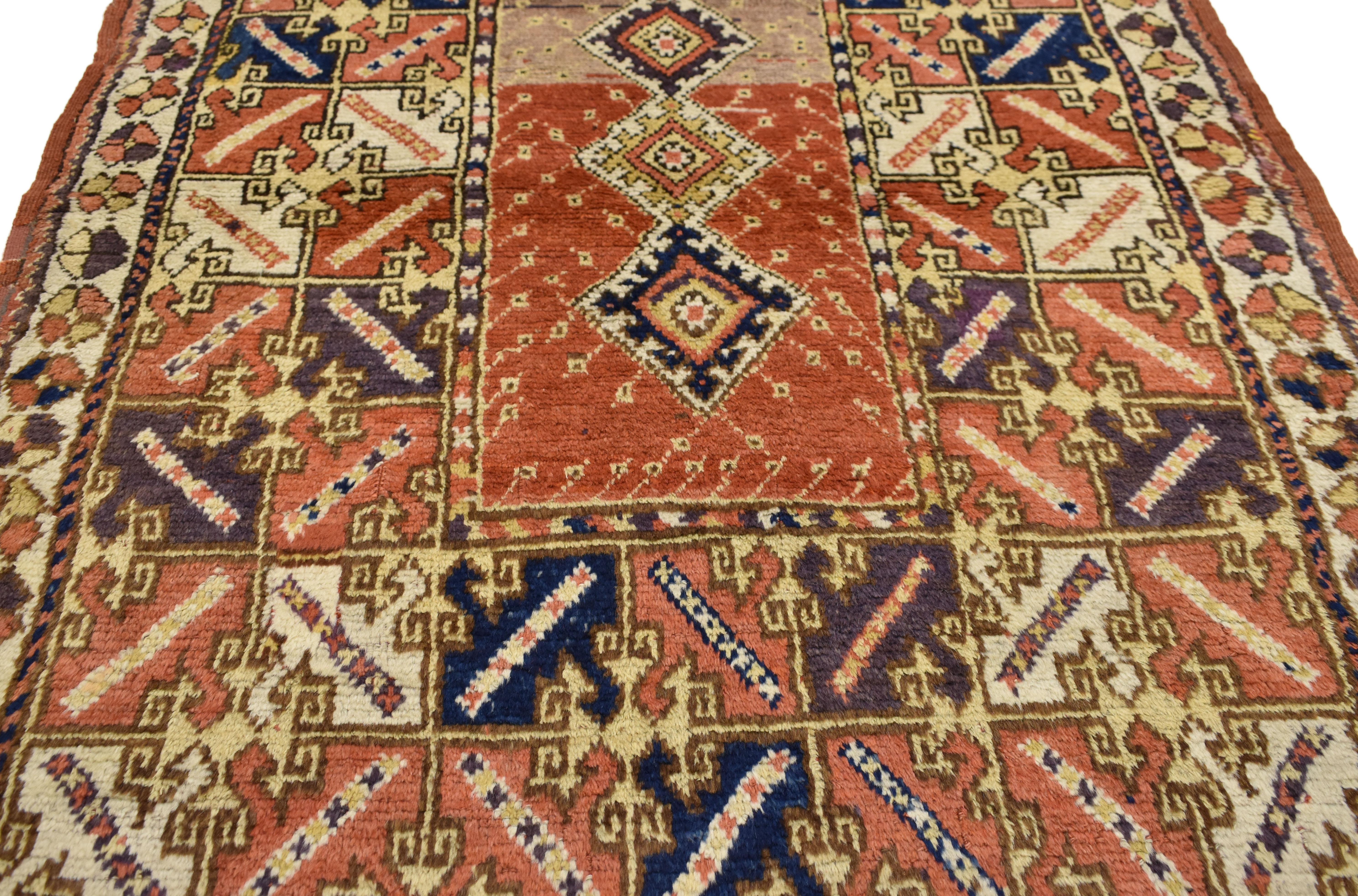 70739 Alfombra turca antigua con estilo tribal moderno, para cocina, recibidor o entrada 04'00 x 06'00. Esta antigua alfombra turca Oushak de lana anudada a mano presenta un moderno estilo tribal. Inmersa en la historia de Anatolia y en colores