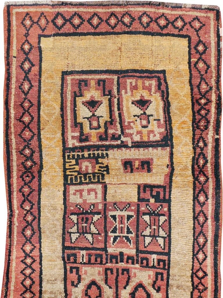 Rustique Ancien tapis tribal turc d'Anatolie antique en vente
