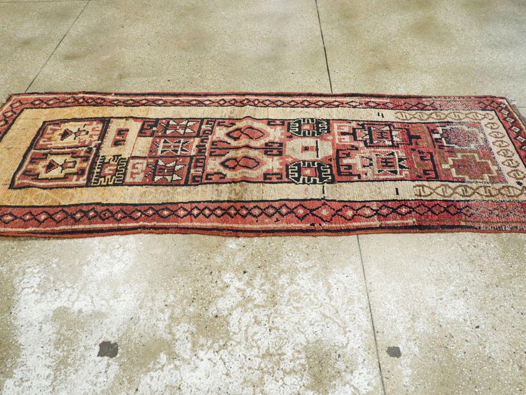 Ancien tapis tribal turc d'Anatolie antique en vente 1
