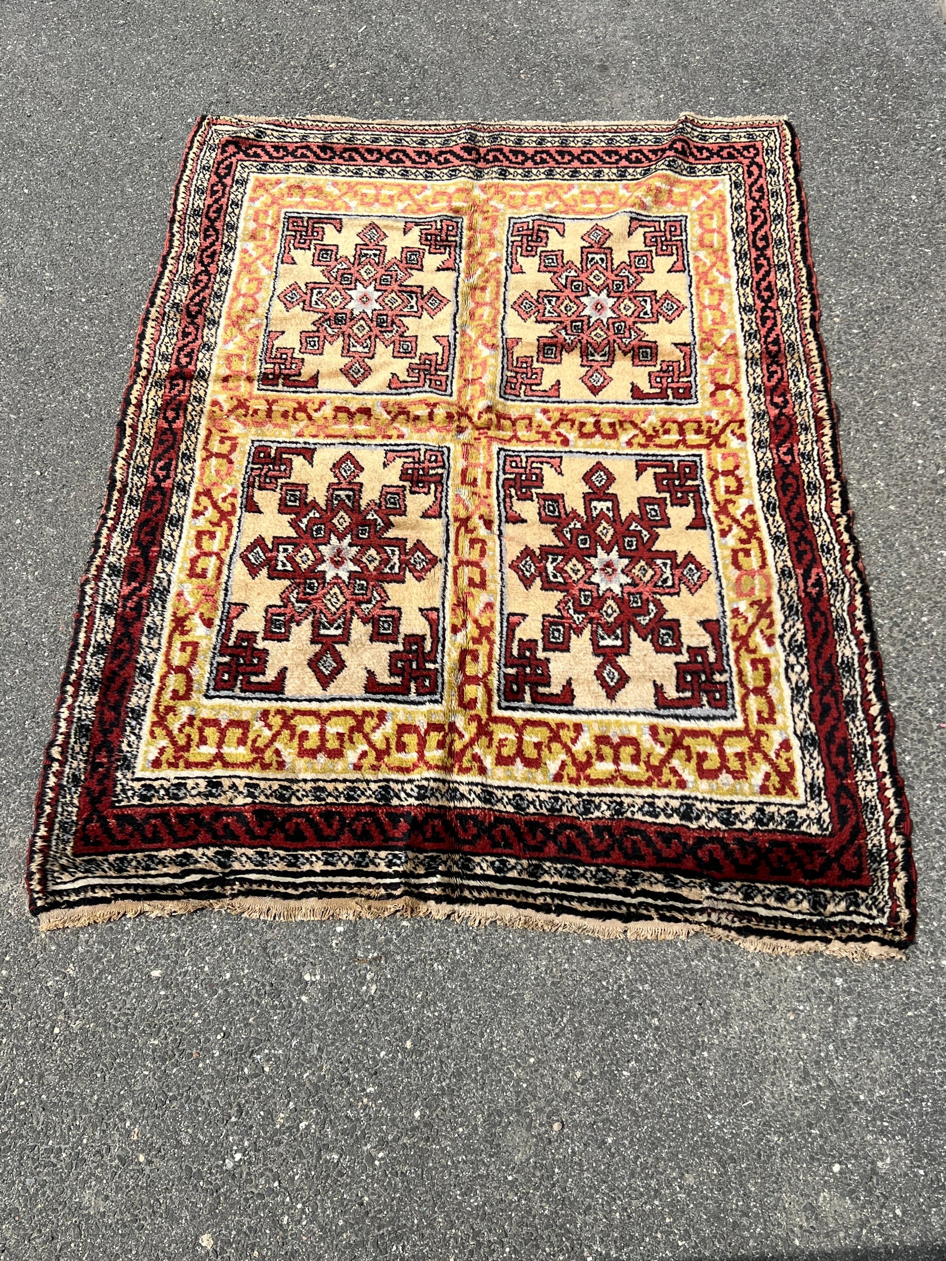 Antiker türkischer Vorleger c. Frühes 20. Jahrhundert 4'10 x 6'10 (Stammeskunst) im Angebot