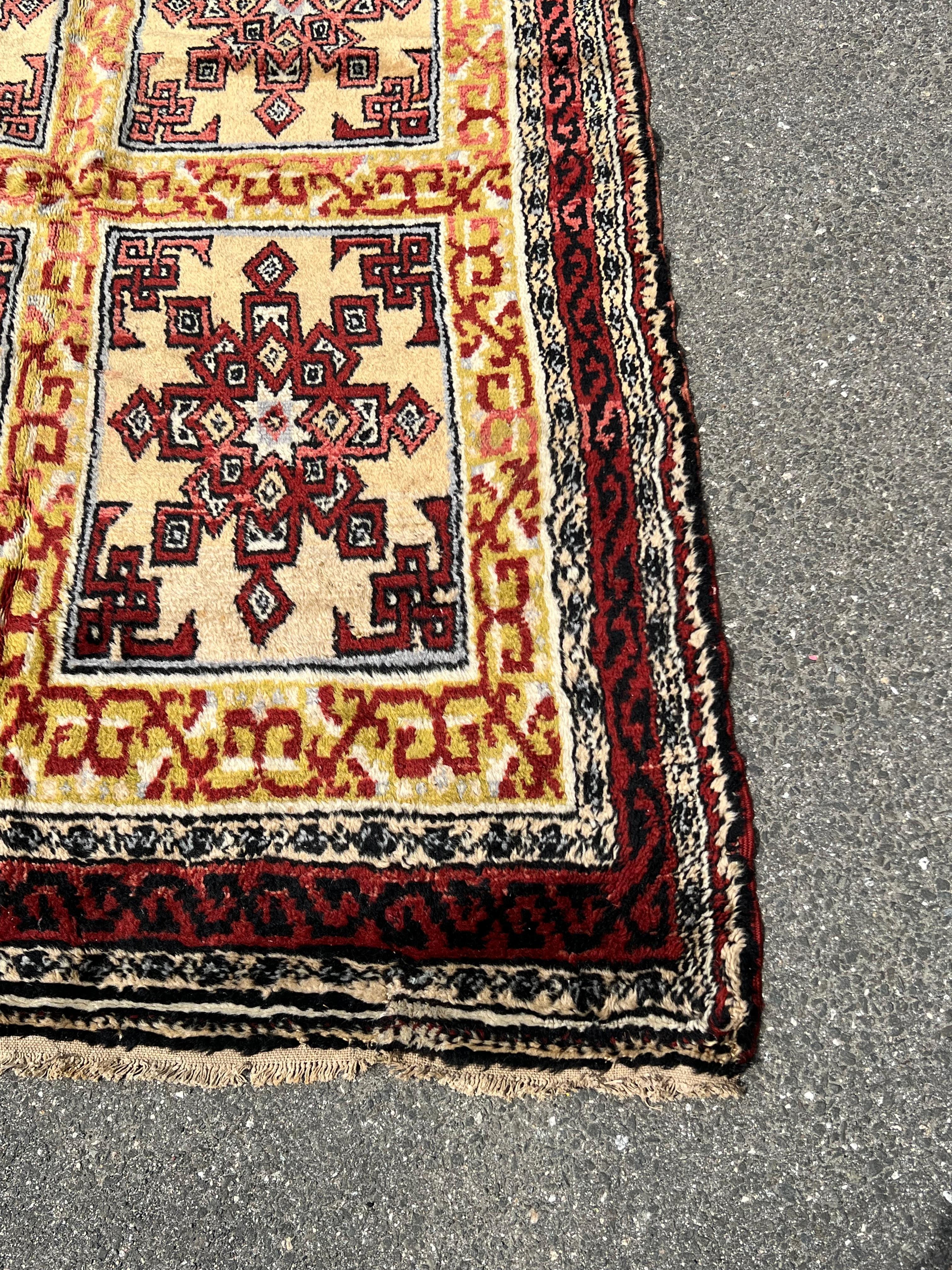 Antiker türkischer Vorleger c. Frühes 20. Jahrhundert 4'10 x 6'10 (Türkisch) im Angebot