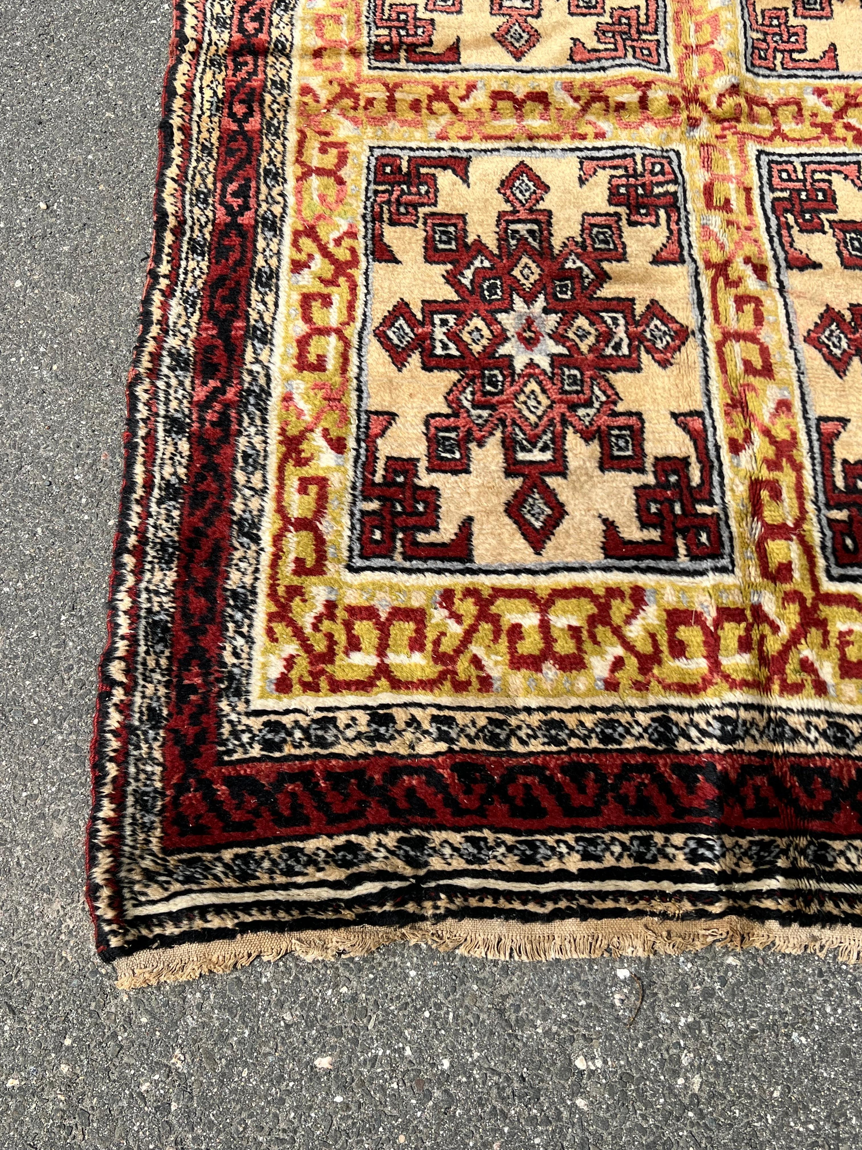 Antiker türkischer Vorleger c. Frühes 20. Jahrhundert 4'10 x 6'10 (Handgewebt) im Angebot