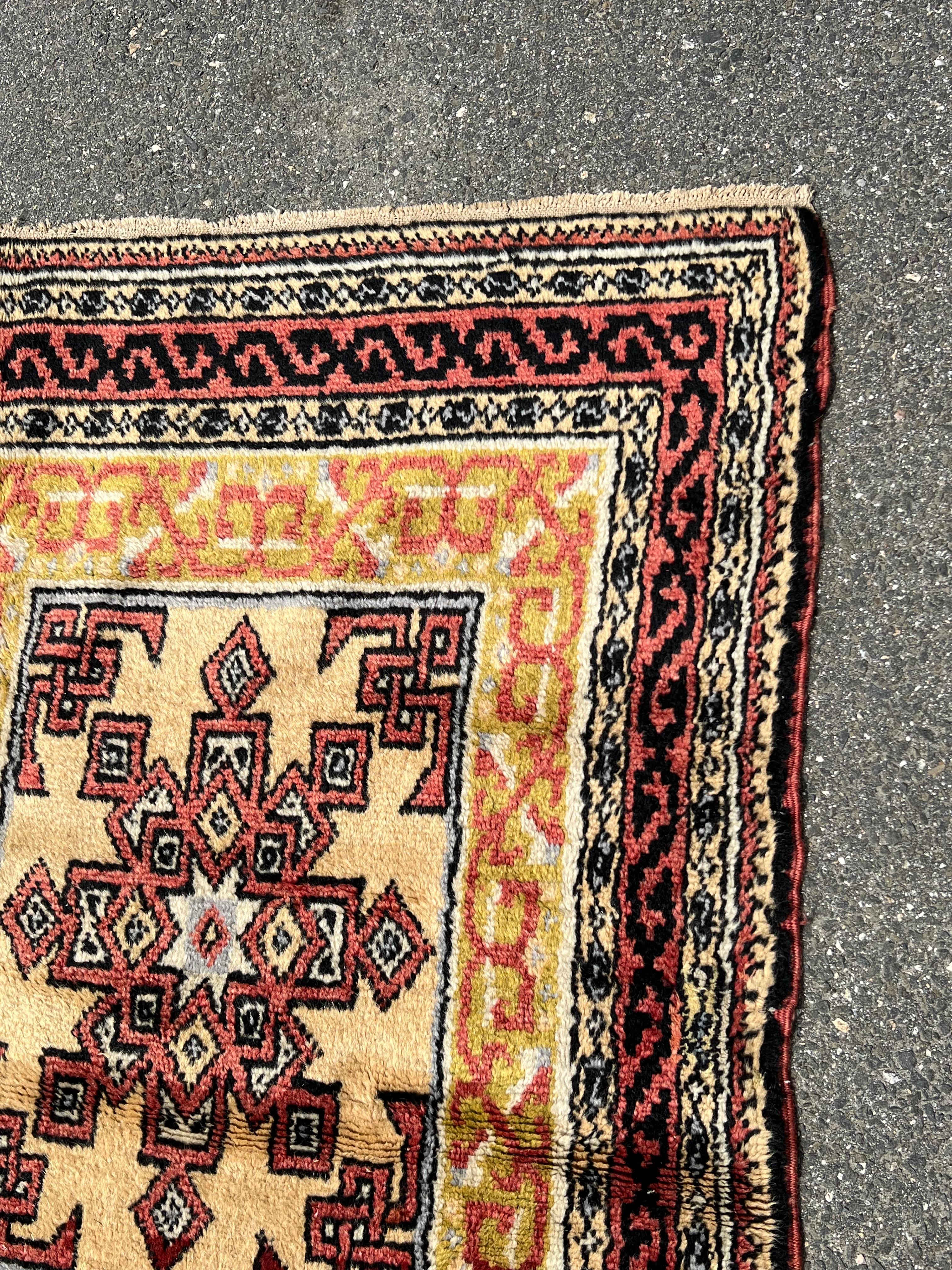 Antiker türkischer Vorleger c. Frühes 20. Jahrhundert 4'10 x 6'10 (Wolle) im Angebot