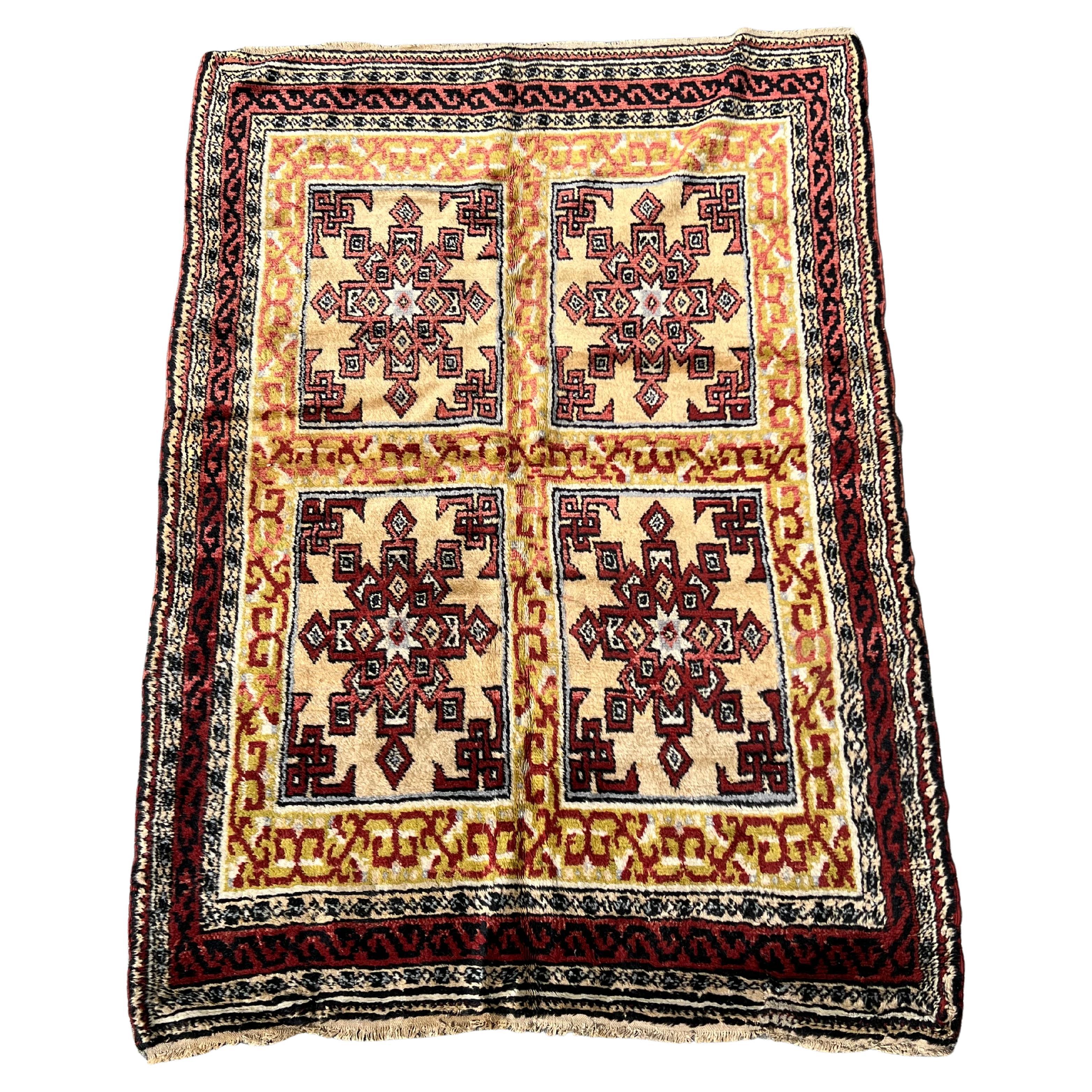 Antiker türkischer Vorleger c. Frühes 20. Jahrhundert 4'10 x 6'10 im Angebot