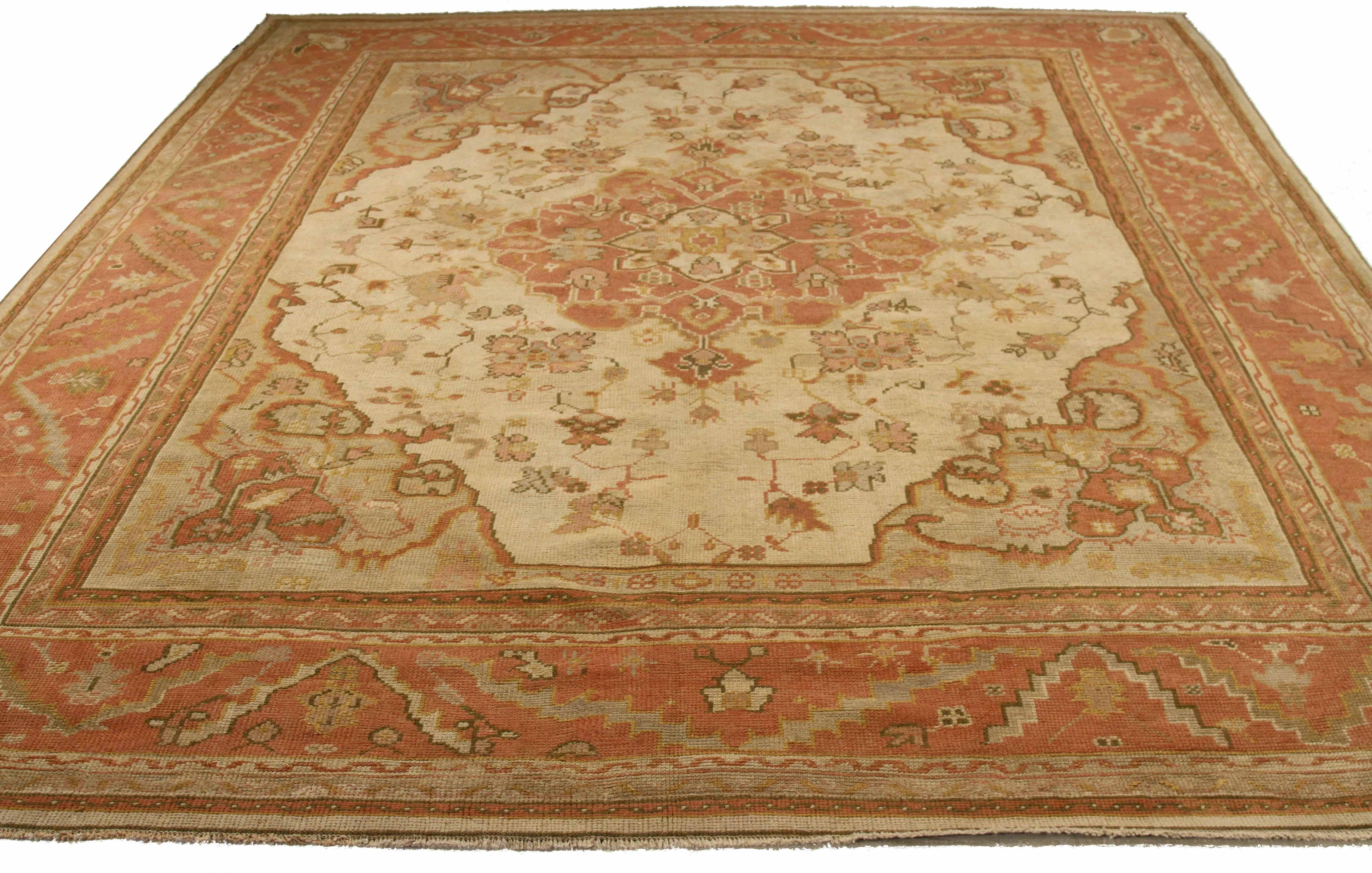 Antiker türkischer Oushak-Teppich - handgewebt mit feinster Schafwolle und gefärbt mit natürlichen Pflanzenfarben.

Dieses traditionelle Oushak-Design wird von erfahrenen Kunsthandwerkern meisterhaft gefertigt und ist eine zeitlose und schöne