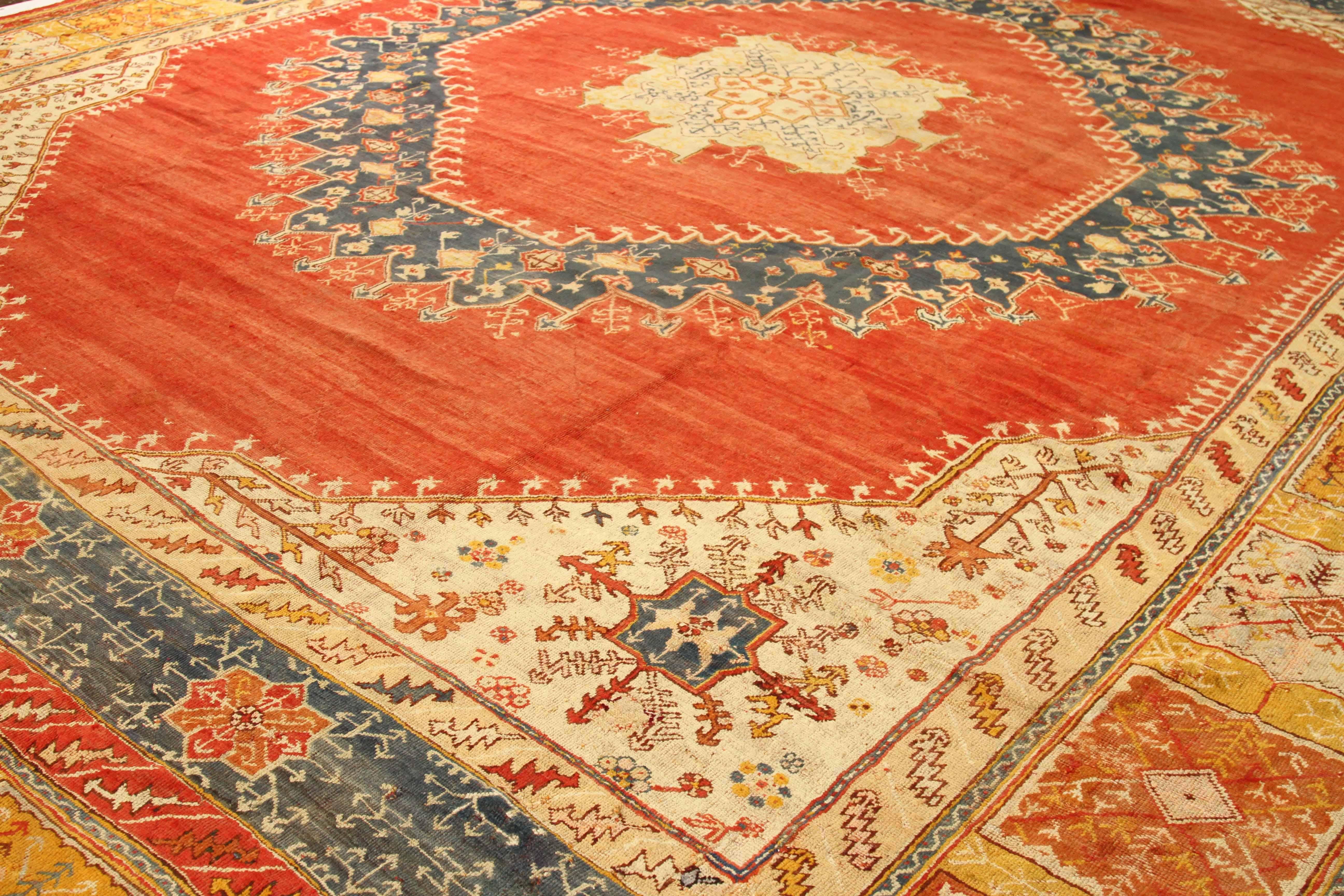 Antiker türkischer Teppich im Oushak-Design (Türkisch) im Angebot