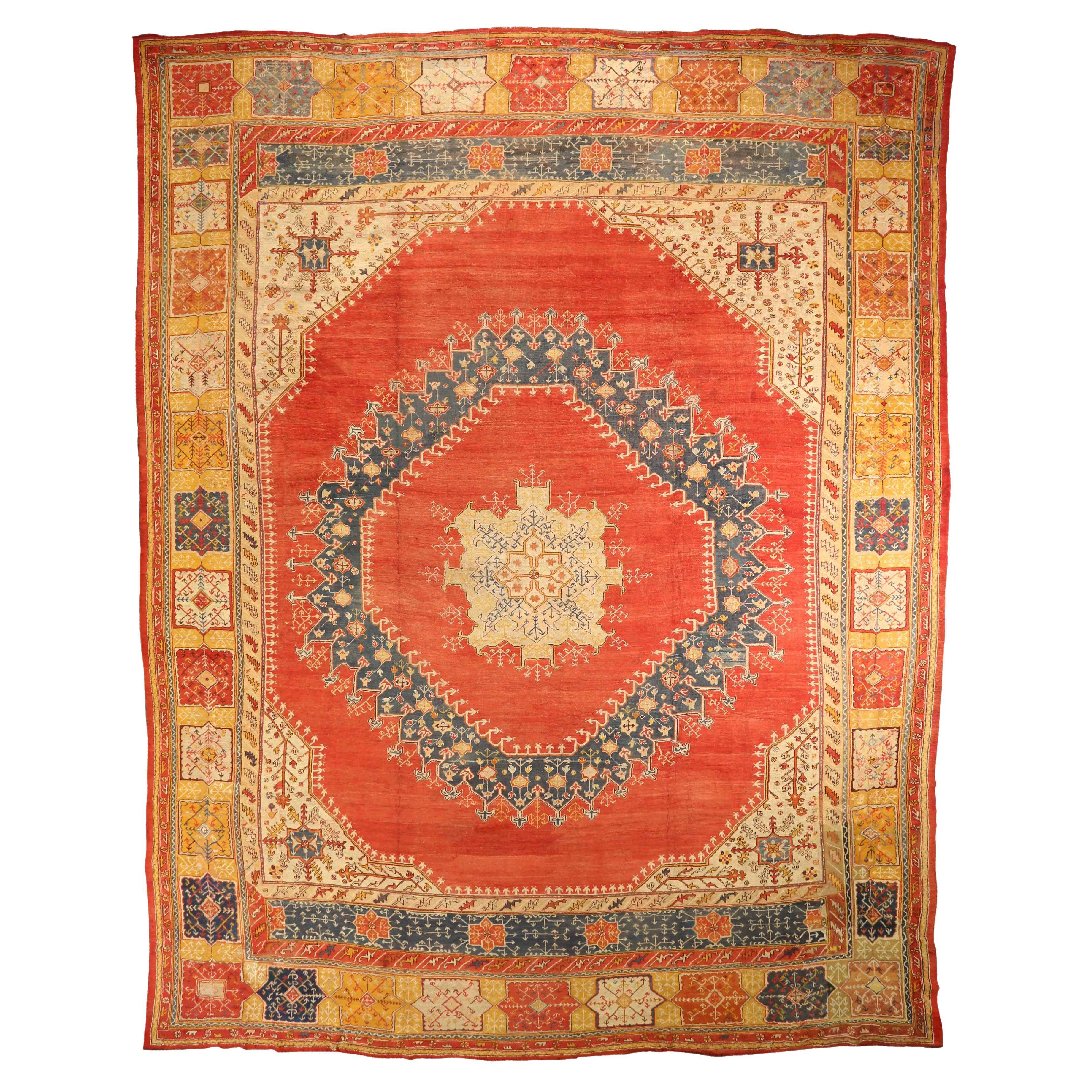 Antiker türkischer Teppich im Oushak-Design im Angebot