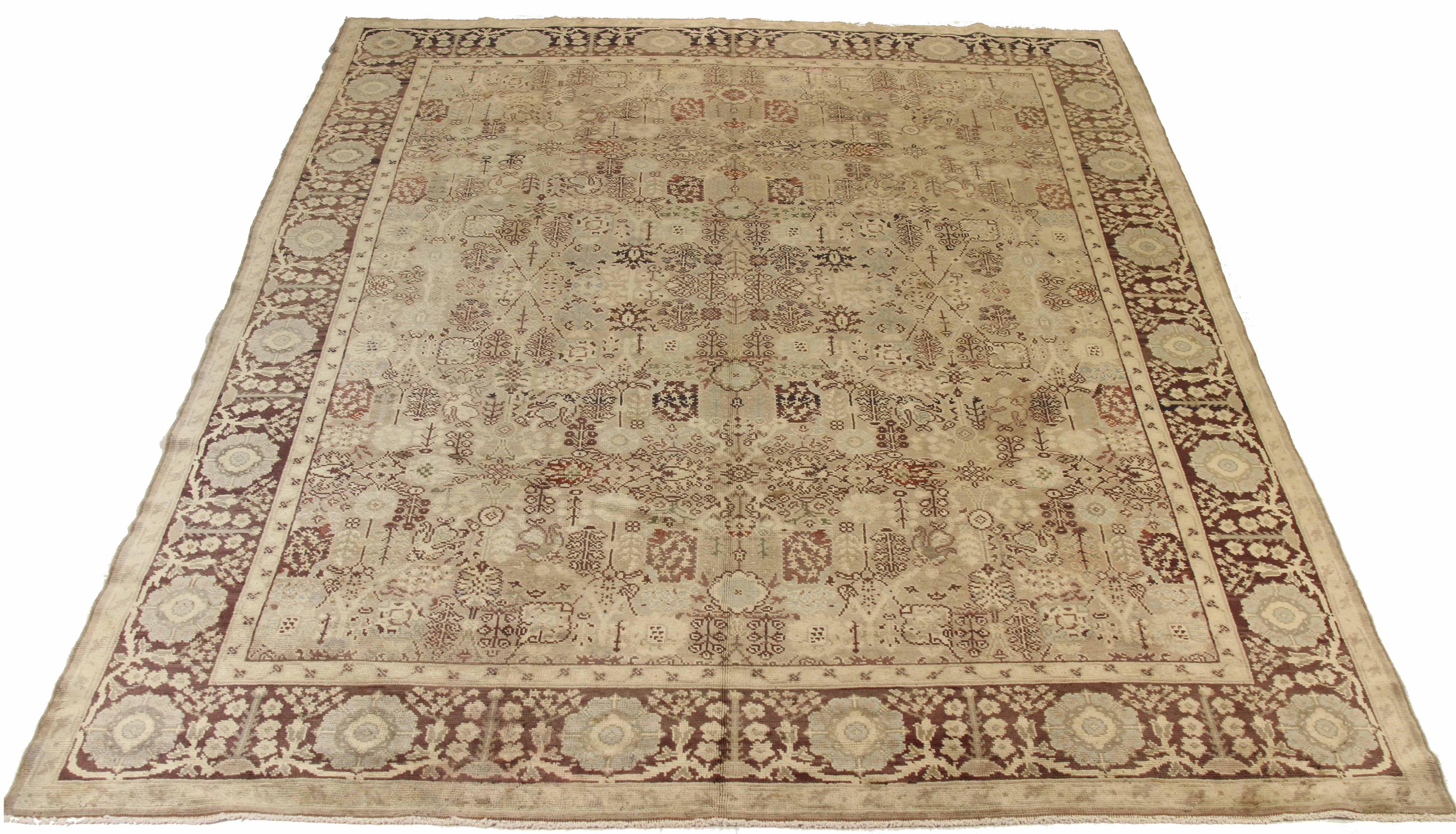 Antiker türkischer Teppich, handgewebt aus feinster Schafwolle, mit natürlichen Pflanzenfarben, die sowohl für Menschen als auch für Haustiere sicher sind. Dieser Teppich weist ein traditionelles Oushak-Muster auf, das von geschickten