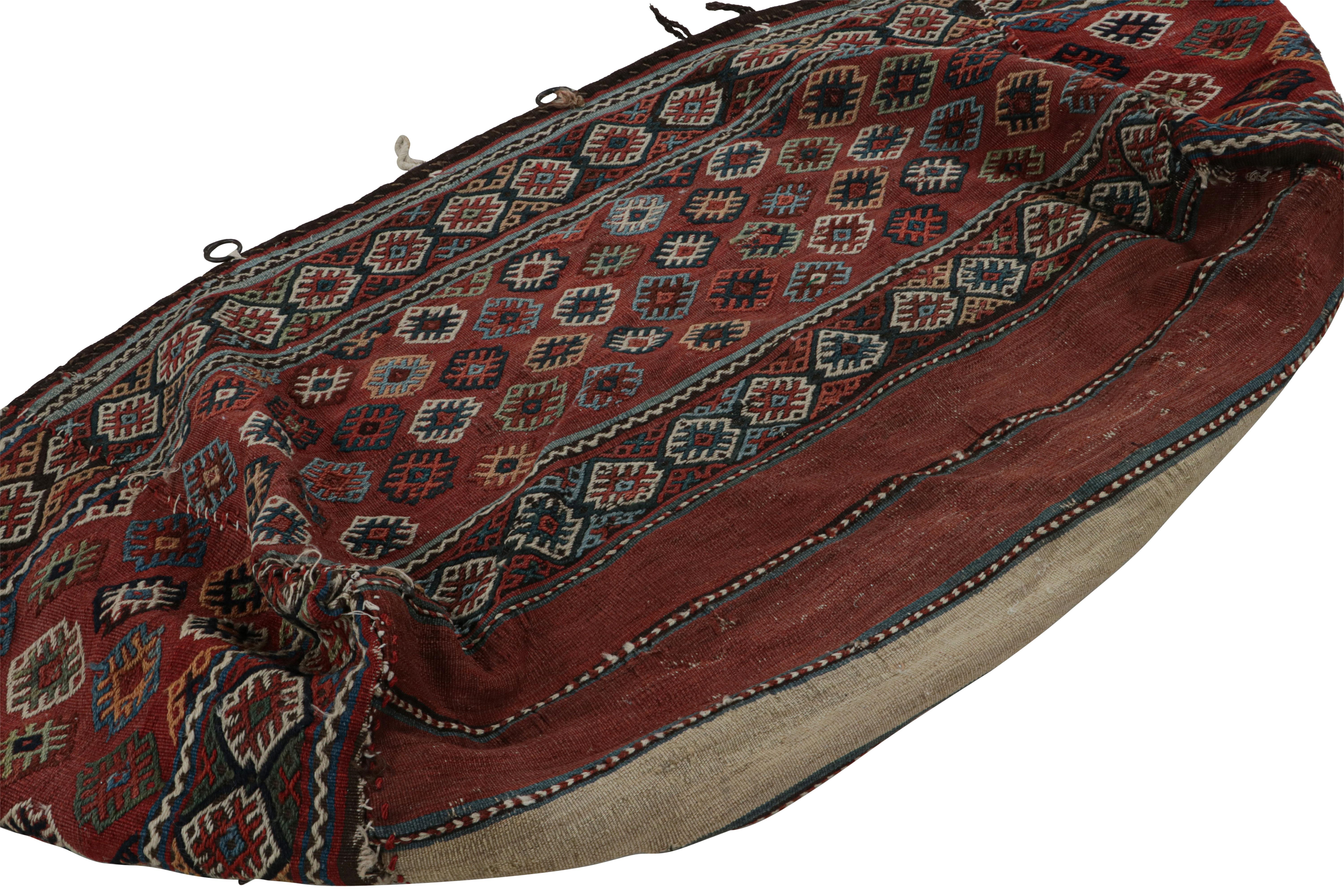 Dieses handgewebte Flachgewebe aus Wolle aus der Türkei (ca. 1920-1930) ist eine Tasche von 2x5 cm, die einst im täglichen Leben von Stammes- und Nomadenvölkern verwendet wurde.

Über das Design: 

Dieses archaische Kunstwerk mit althergebrachtem