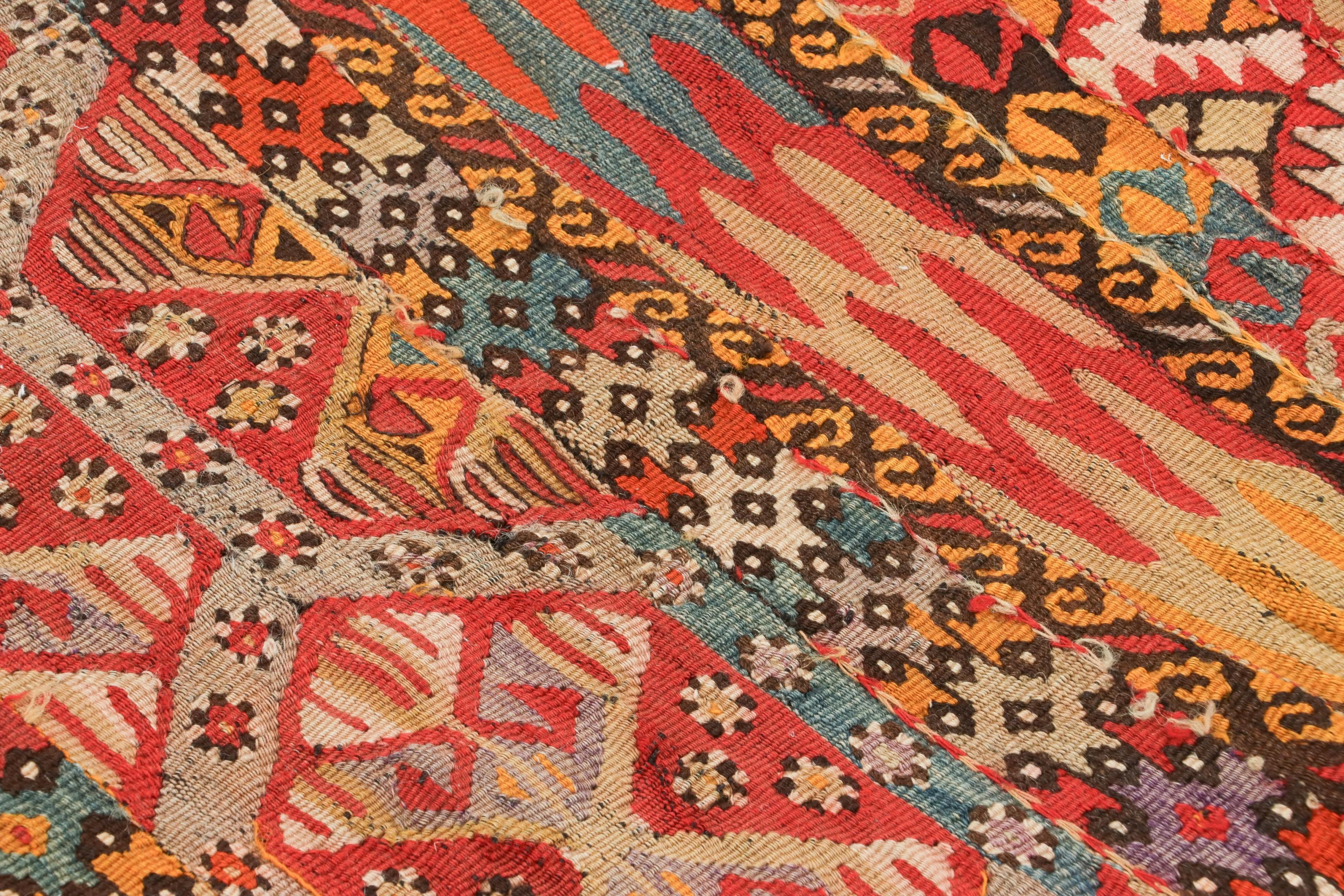 Tessuta a mano in un intreccio piatto di lana proveniente dalla Turchia intorno al 1920-1930, questa borsa antica 3x4 è un'entusiasmante aggiunta al repertorio di Rug & Kilim di oggetti d'arte popolare e da collezione: una borsa usata un tempo nella