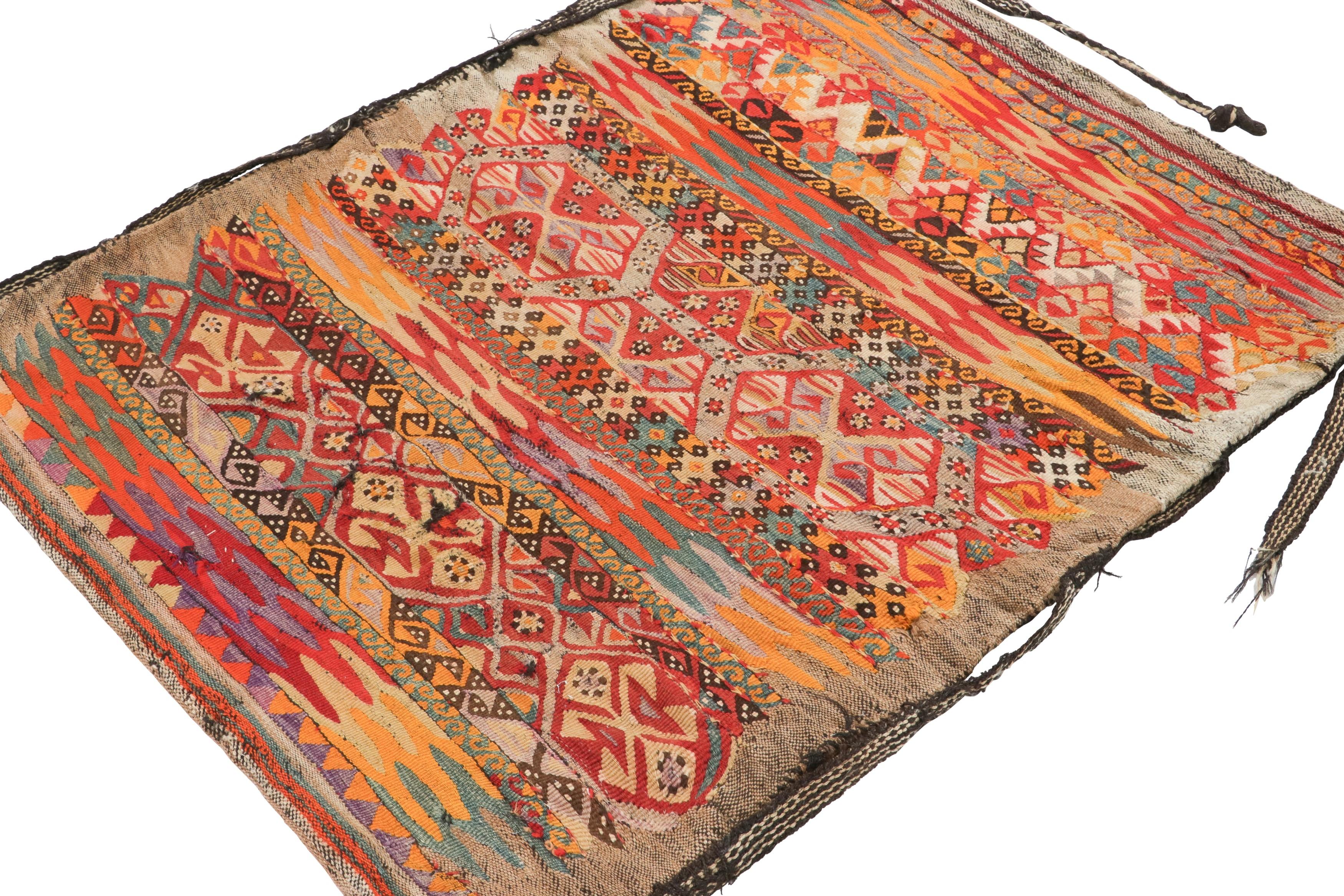 Tessuto a mano Antica borsa turca in tessuto, con vibranti motivi geometrici tribali - Rug & Kilim in vendita