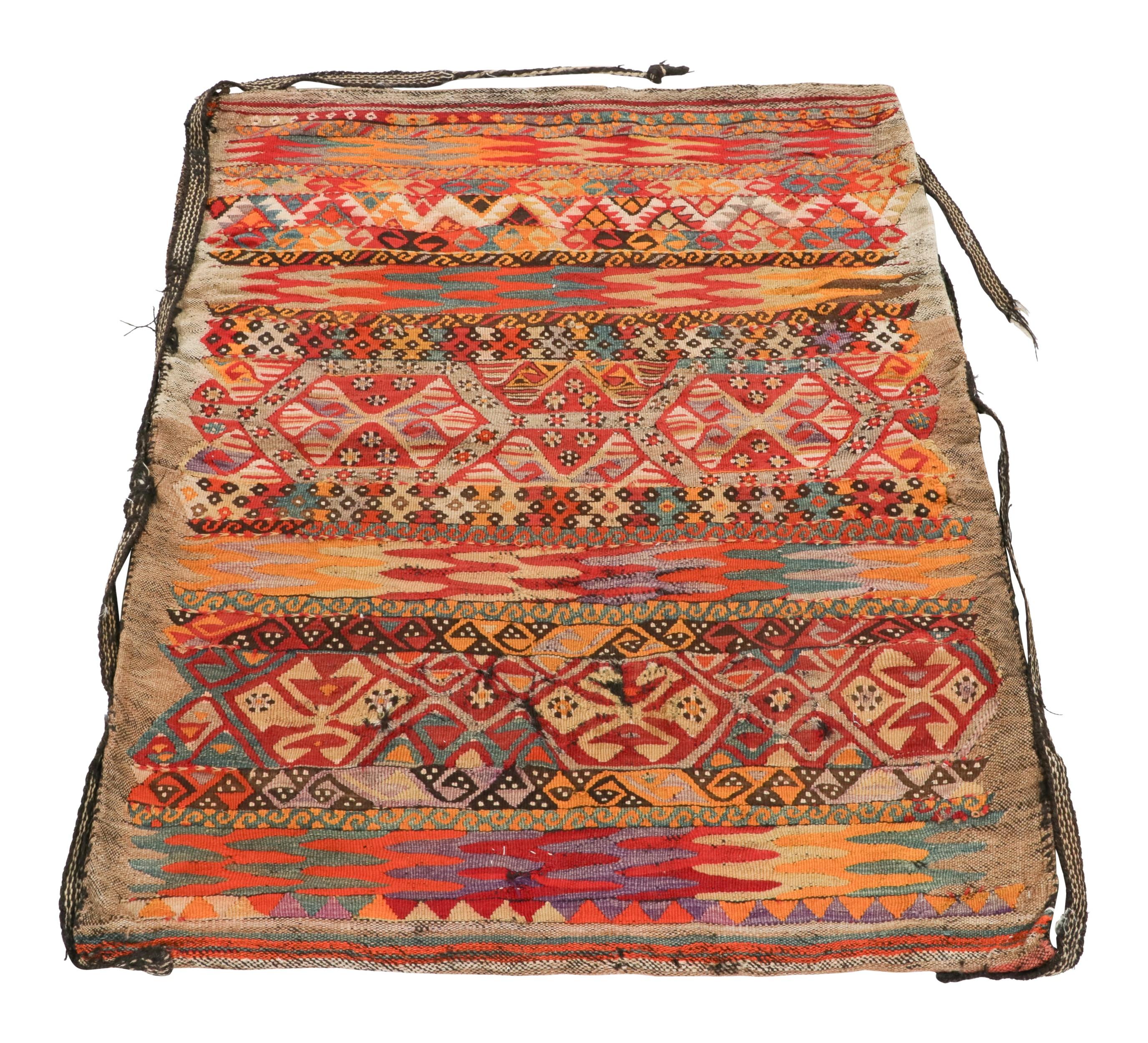 Antica borsa turca in tessuto, con vibranti motivi geometrici tribali - Rug & Kilim In condizioni buone in vendita a Long Island City, NY
