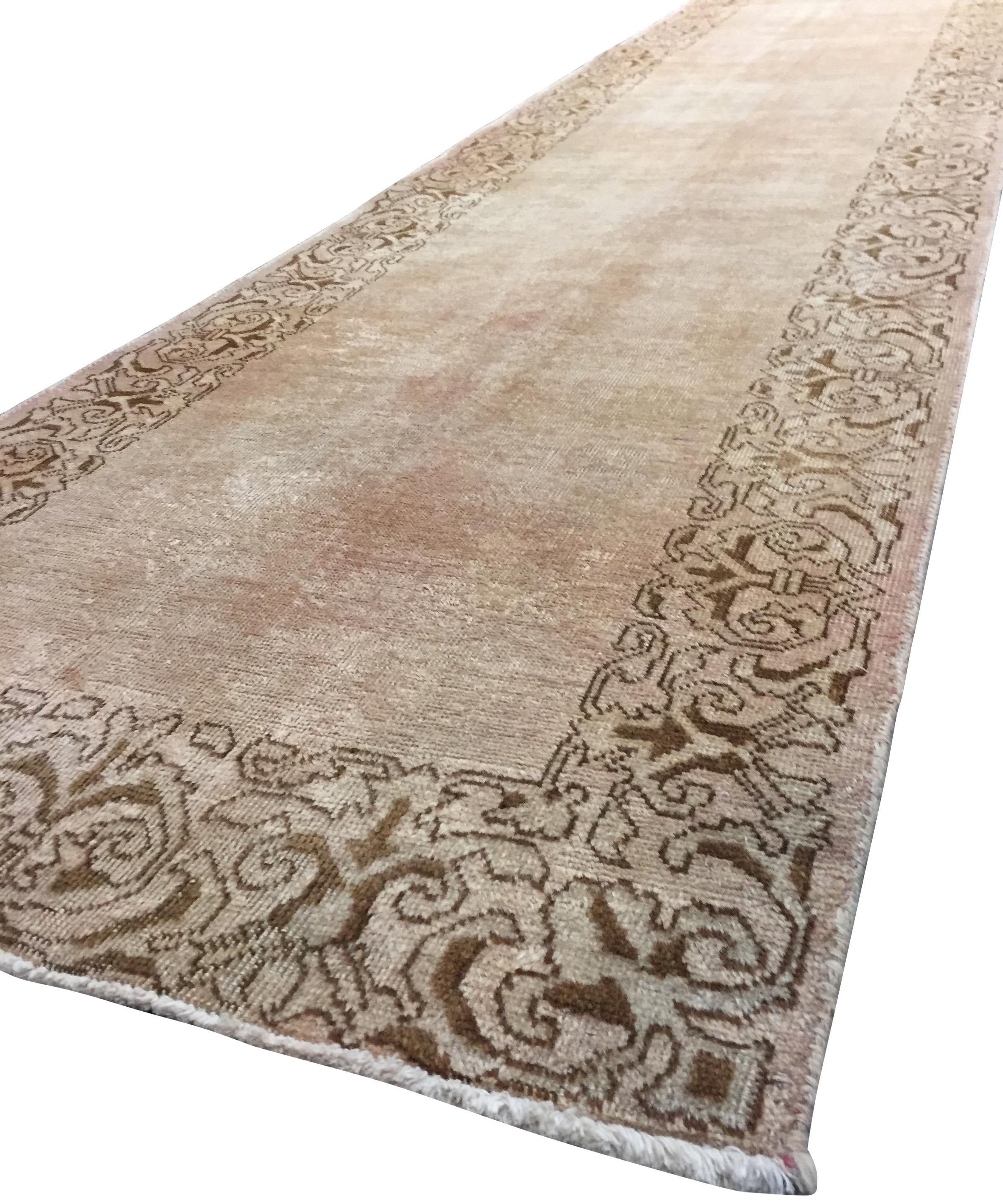 Antiker türkischer Beigefarbener großer Sivas-Woll-Läufer aus Sivas, um 1900 2'9 x 21'9 im Angebot 1