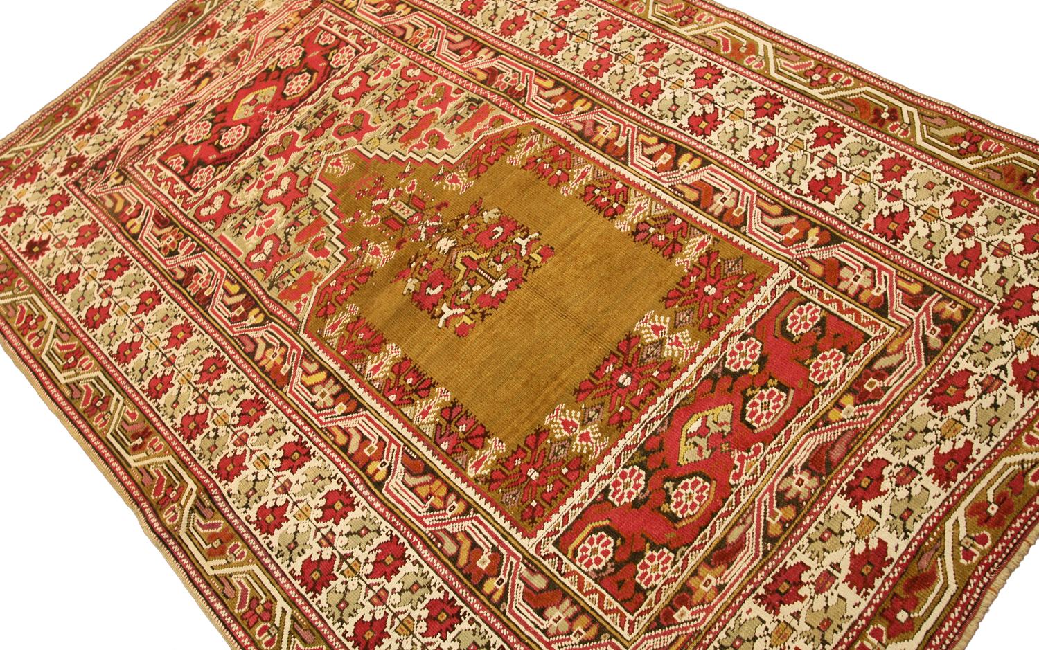 Antiker türkischer Ghiordes-Teppich aus Wolle in Beige und Rot, 1880-1900 (Handgeknüpft) im Angebot