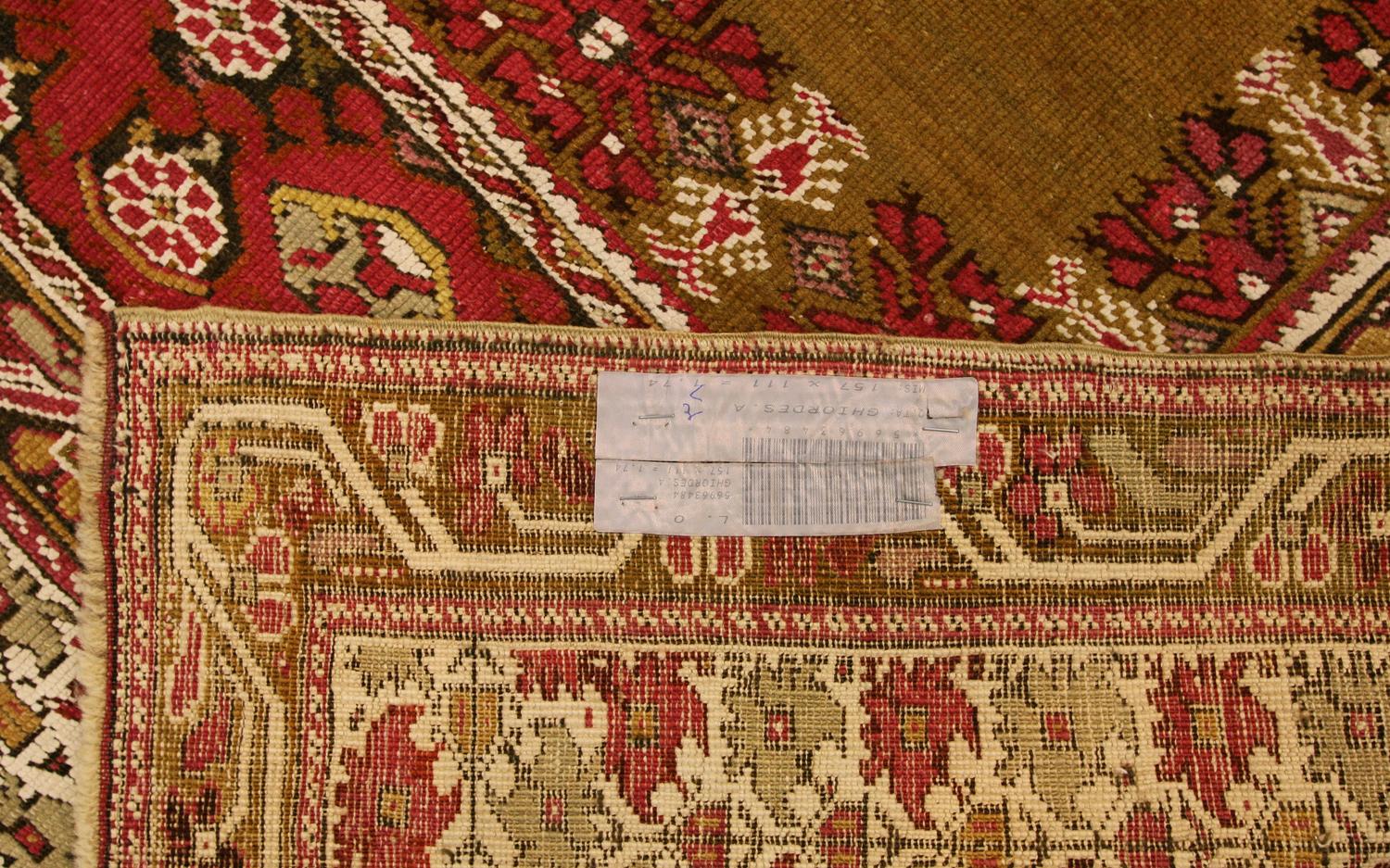 Antiker türkischer Ghiordes-Teppich aus Wolle in Beige und Rot, 1880-1900 (19. Jahrhundert) im Angebot