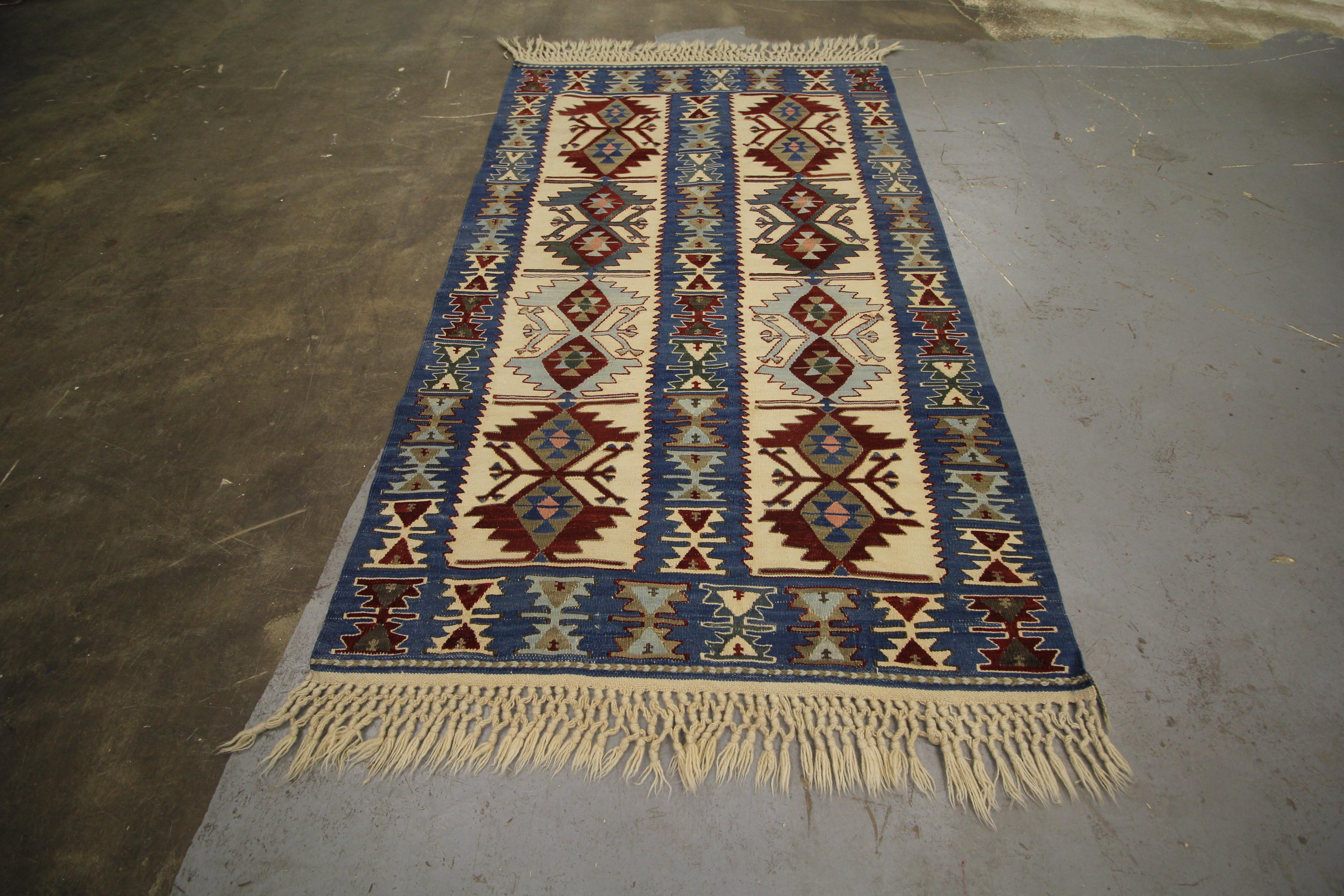 Art déco Rug & Kilim bleu turc ancien, tapis tribal géométrique en laine tissée à plat 90 x 142 cm en vente