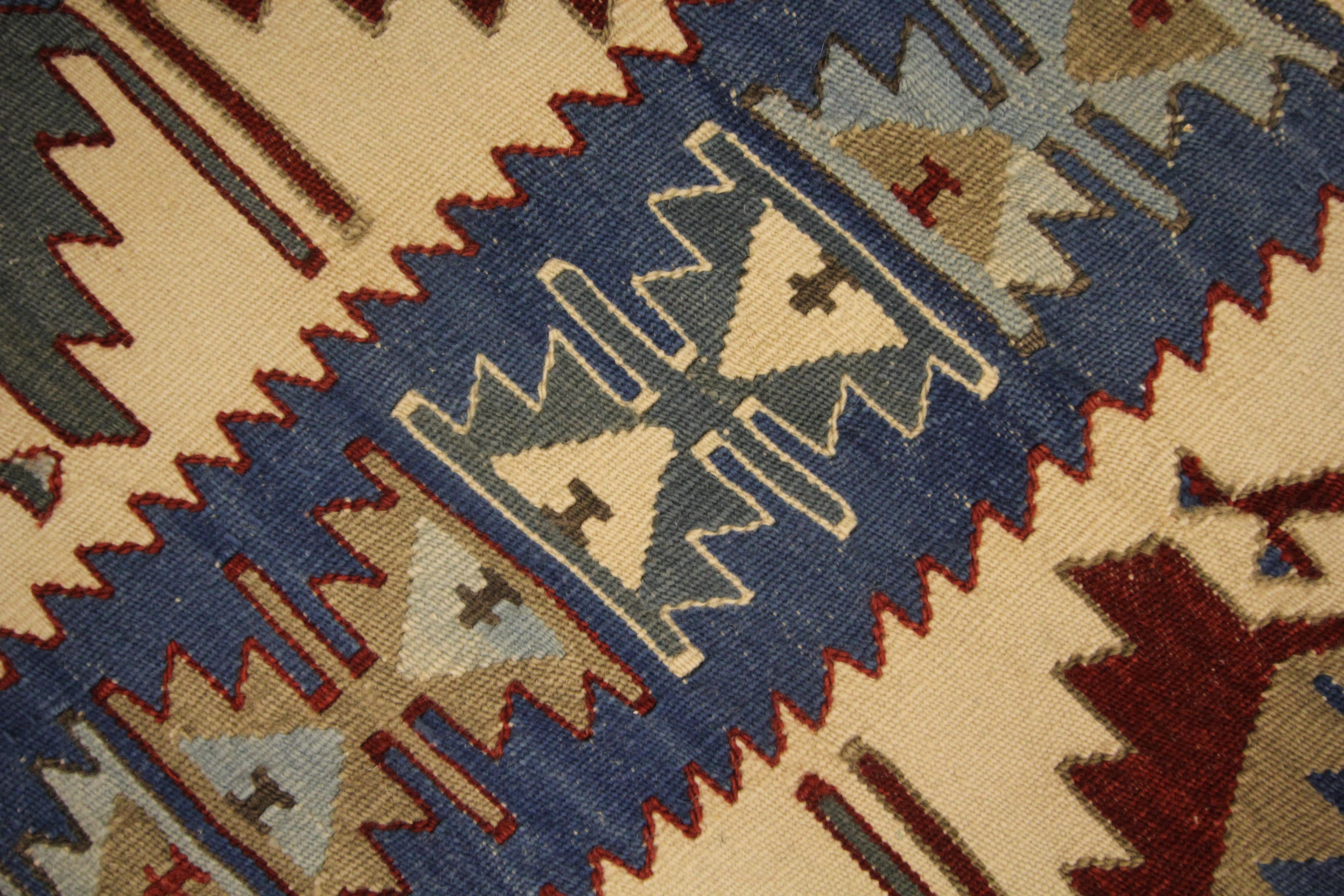 Milieu du XXe siècle Rug & Kilim bleu turc ancien, tapis tribal géométrique en laine tissée à plat 90 x 142 cm en vente