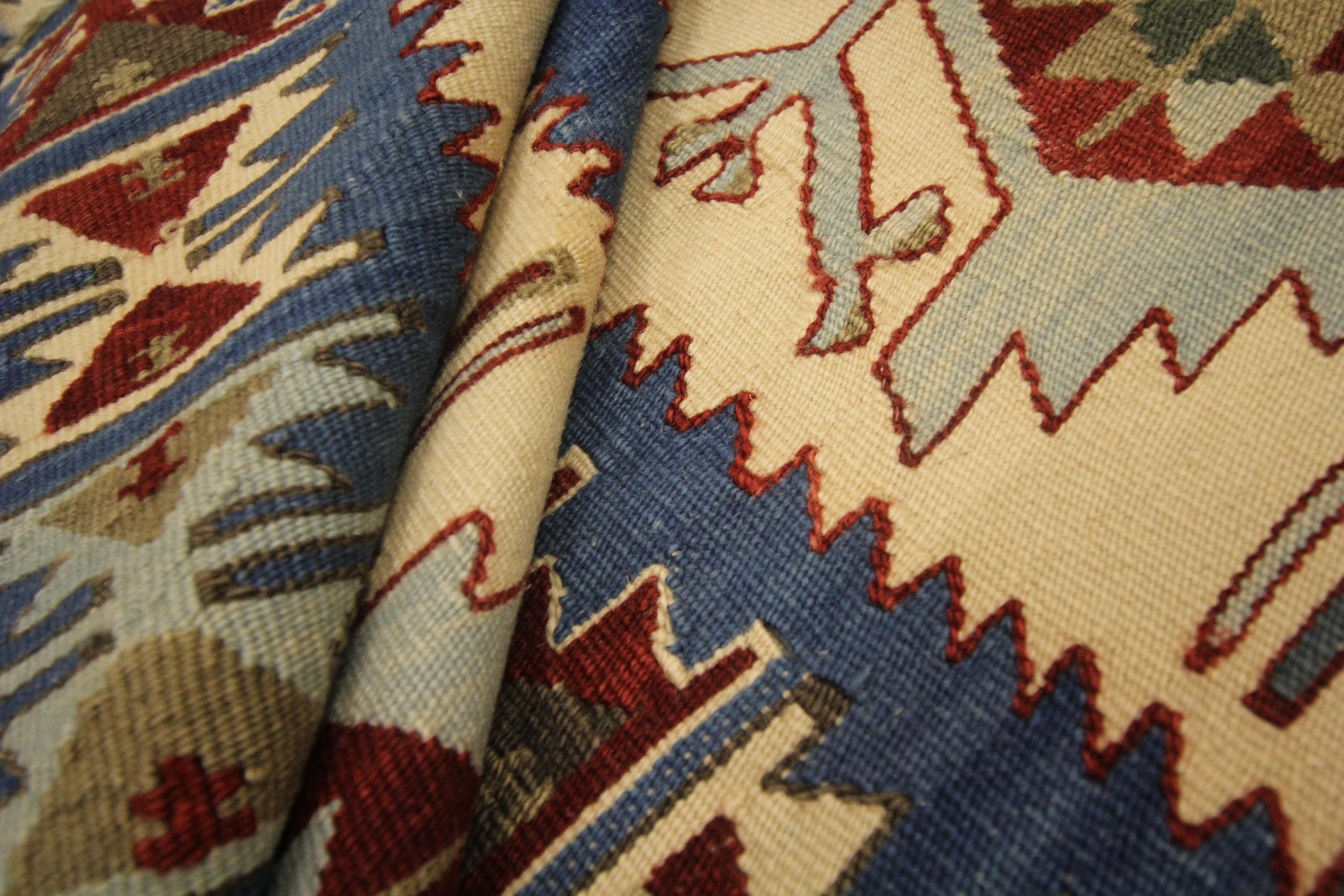 Rug & Kilim bleu turc ancien, tapis tribal géométrique en laine tissée à plat 90 x 142 cm en vente 1