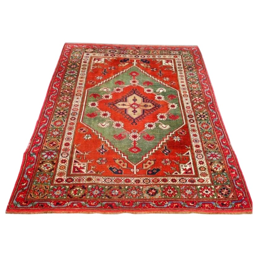 Tapis turc ancien de village de Dazkiri avec fond vert, vers 1900