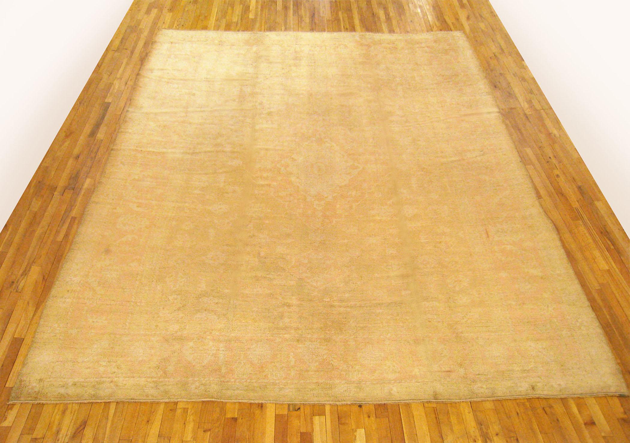 Antiker türkischer Oushak Orientteppich, Zimmergröße, mit grünem Feld.

Eine wunderschöne antike türkische Oushak Teppich, um 1900, Größe 13'4 