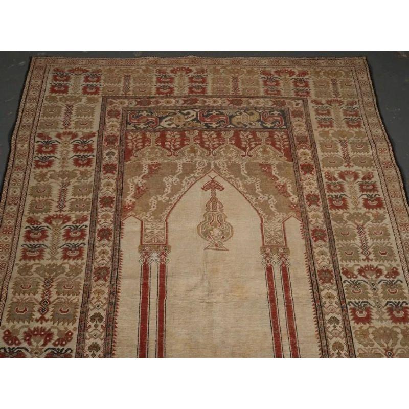 Antique Turkish Ghiordes Prayer Rug with White Ground, 18th Century In Good Condition For Sale In Moreton-In-Marsh, GB