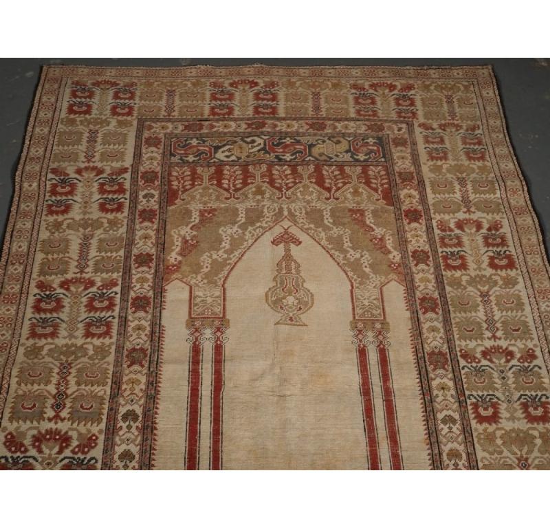Antique Turkish Ghiordes Prayer Rug with White Ground, 18th Century In Good Condition For Sale In Moreton-In-Marsh, GB