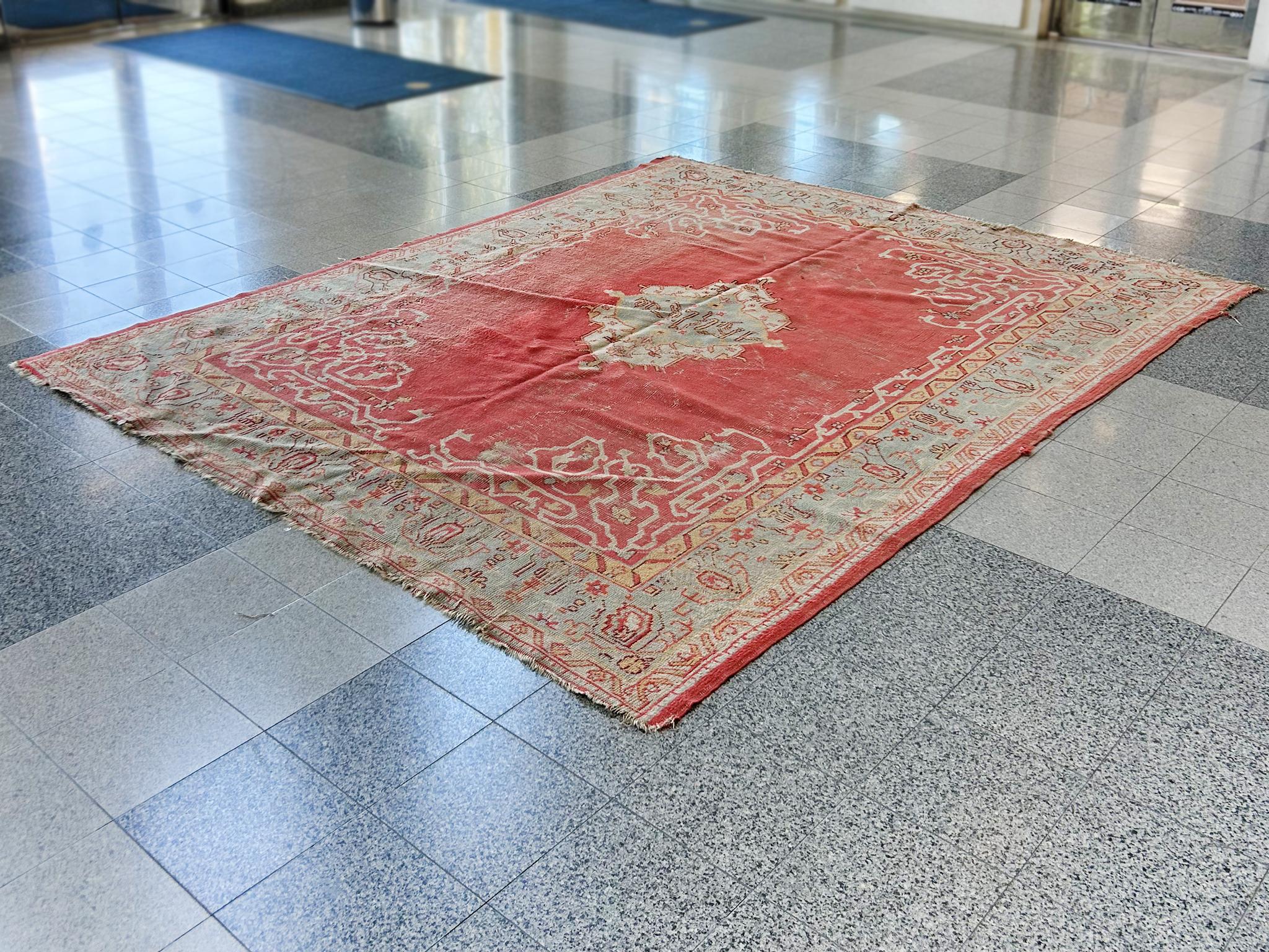 Esta antigua alfombra Ghiordes de Anatolia Occidental ha envejecido maravillosamente a lo largo de las décadas. Fue tejida a mano en Türkiye a principios del siglo XX y está compuesta de lana en una rica paleta de rojo, amarillo pálido y azul claro.