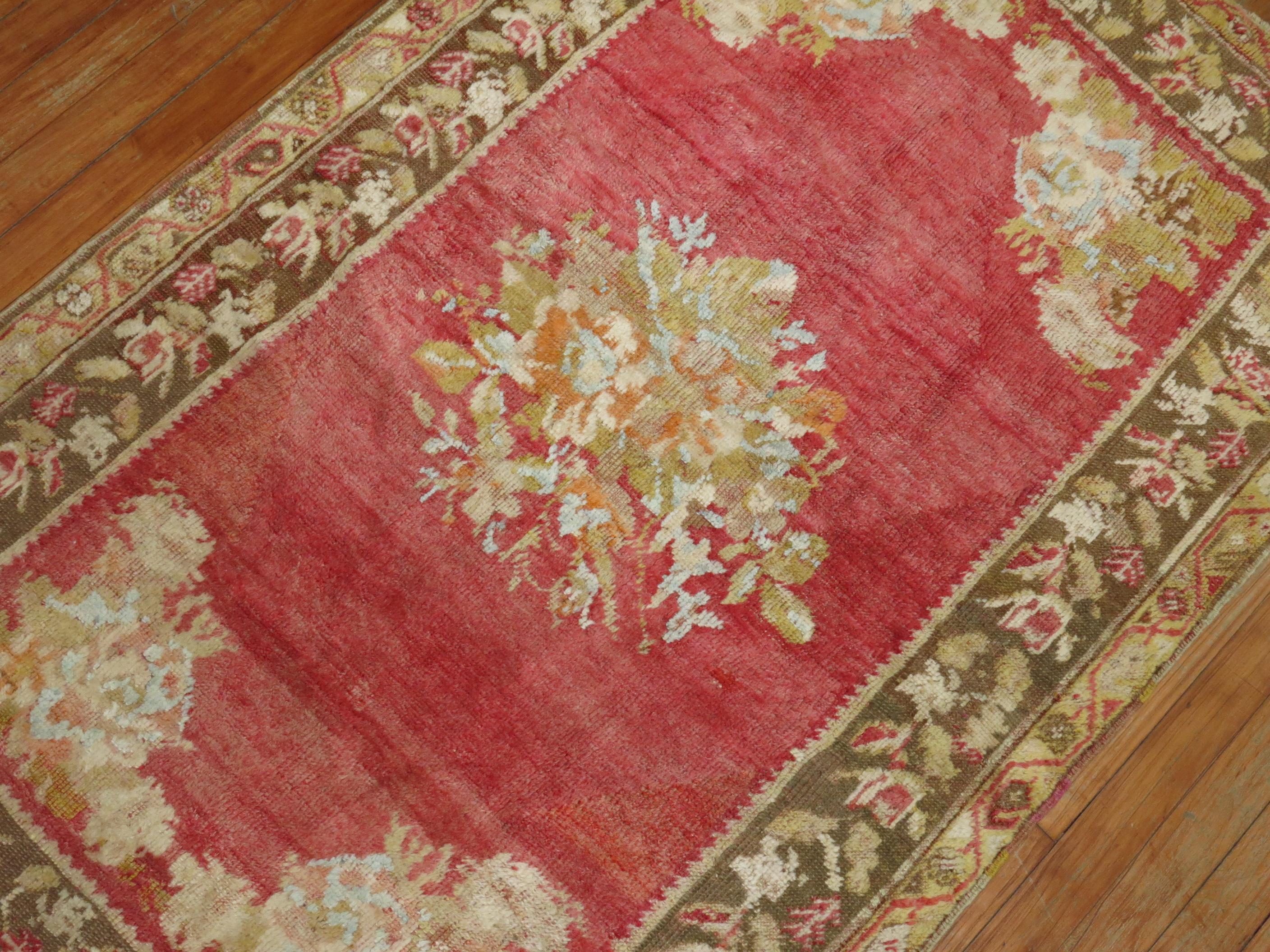 Antique Turkish Ghiordes Rug In Good Condition For Sale In New York, NY