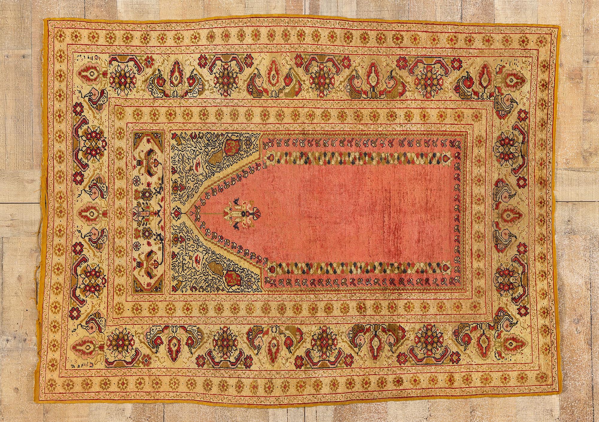 78738 Ancien tapis de prière turc en soie Ghiordes, 04'00 x 05'03. Originaires du nord-est d'İzmir, dans l'ouest de l'Anatolie (aujourd'hui en Turquie), les tapis de prière Ghiordes se caractérisent par leurs éléments de conception distincts et leur