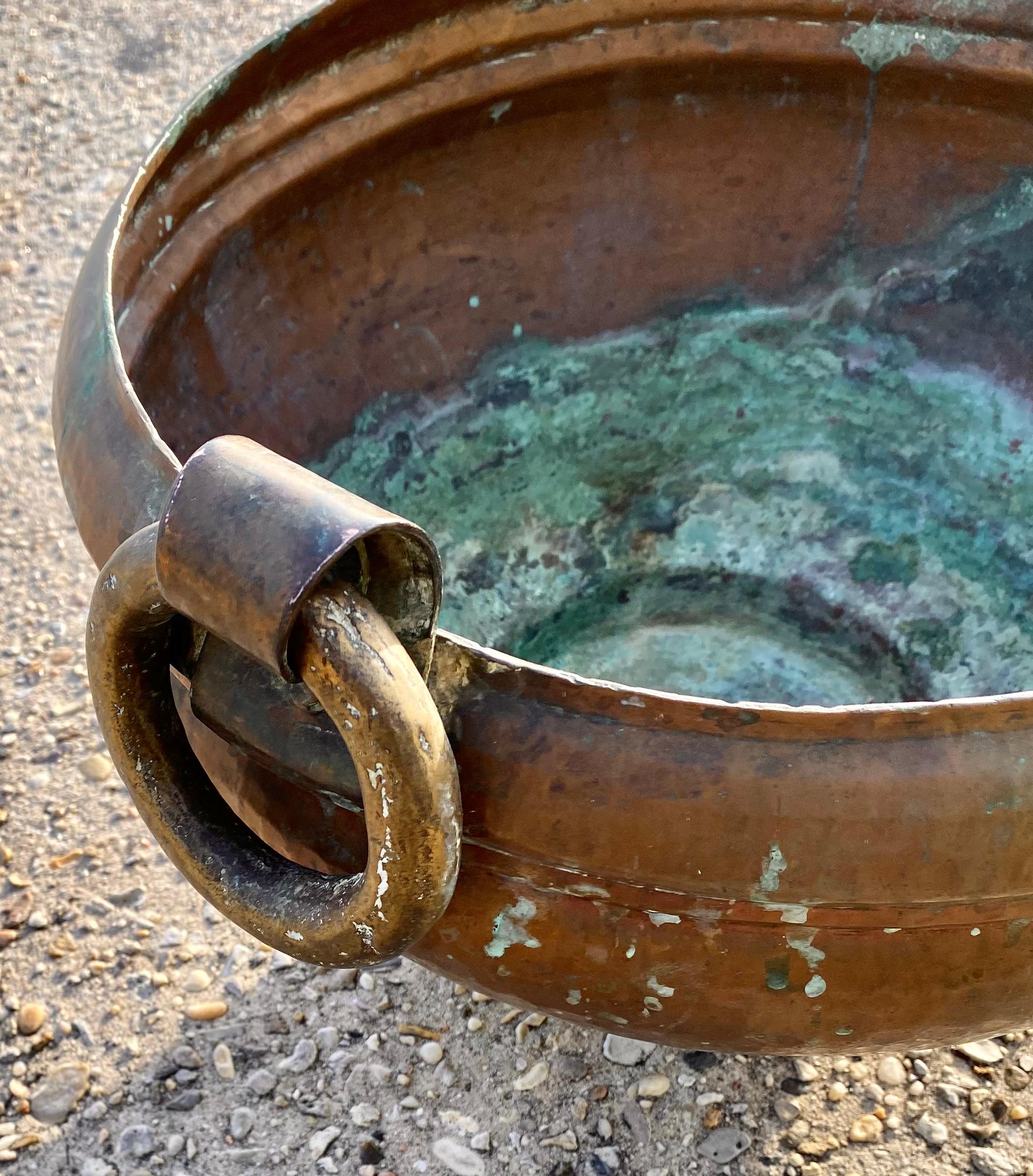 Antike türkische handgehämmerte Wasserkanne aus Kupfer und Eisen im Zustand „Gut“ im Angebot in New Orleans, LA